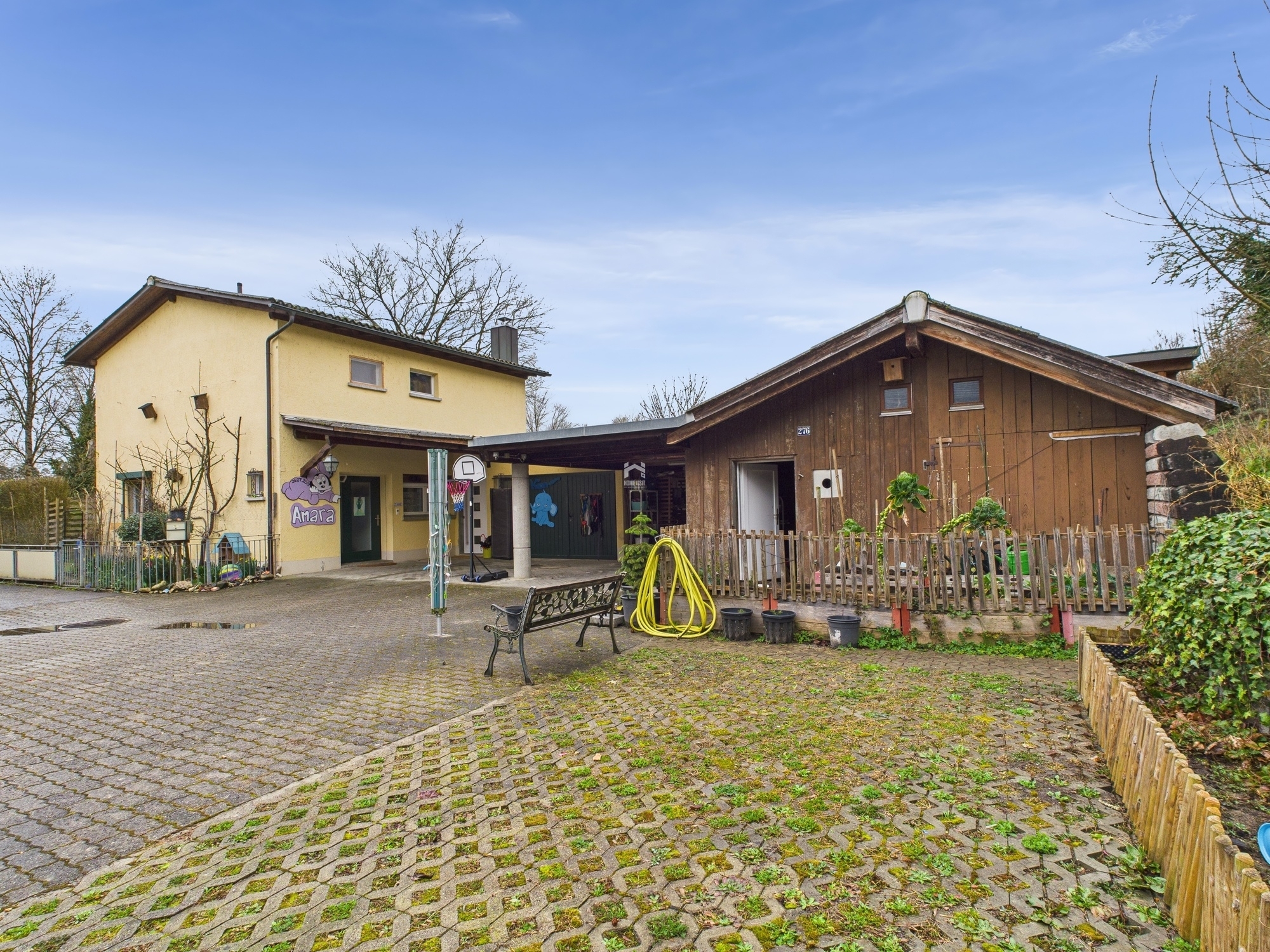 Außenansicht eines Wohnhauses mit Hof und Nebengebäude