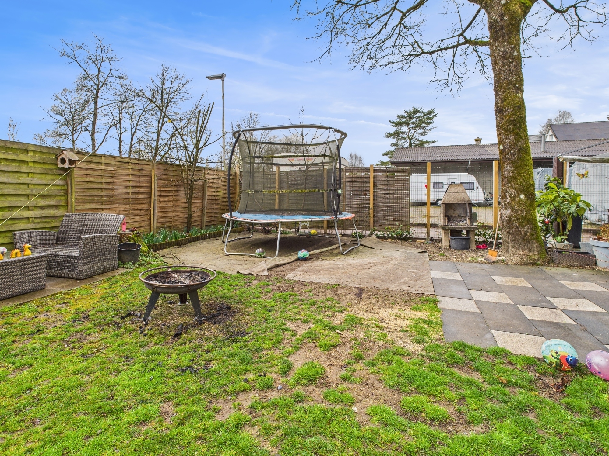 Garten mit Spiel- und Sitzbereich