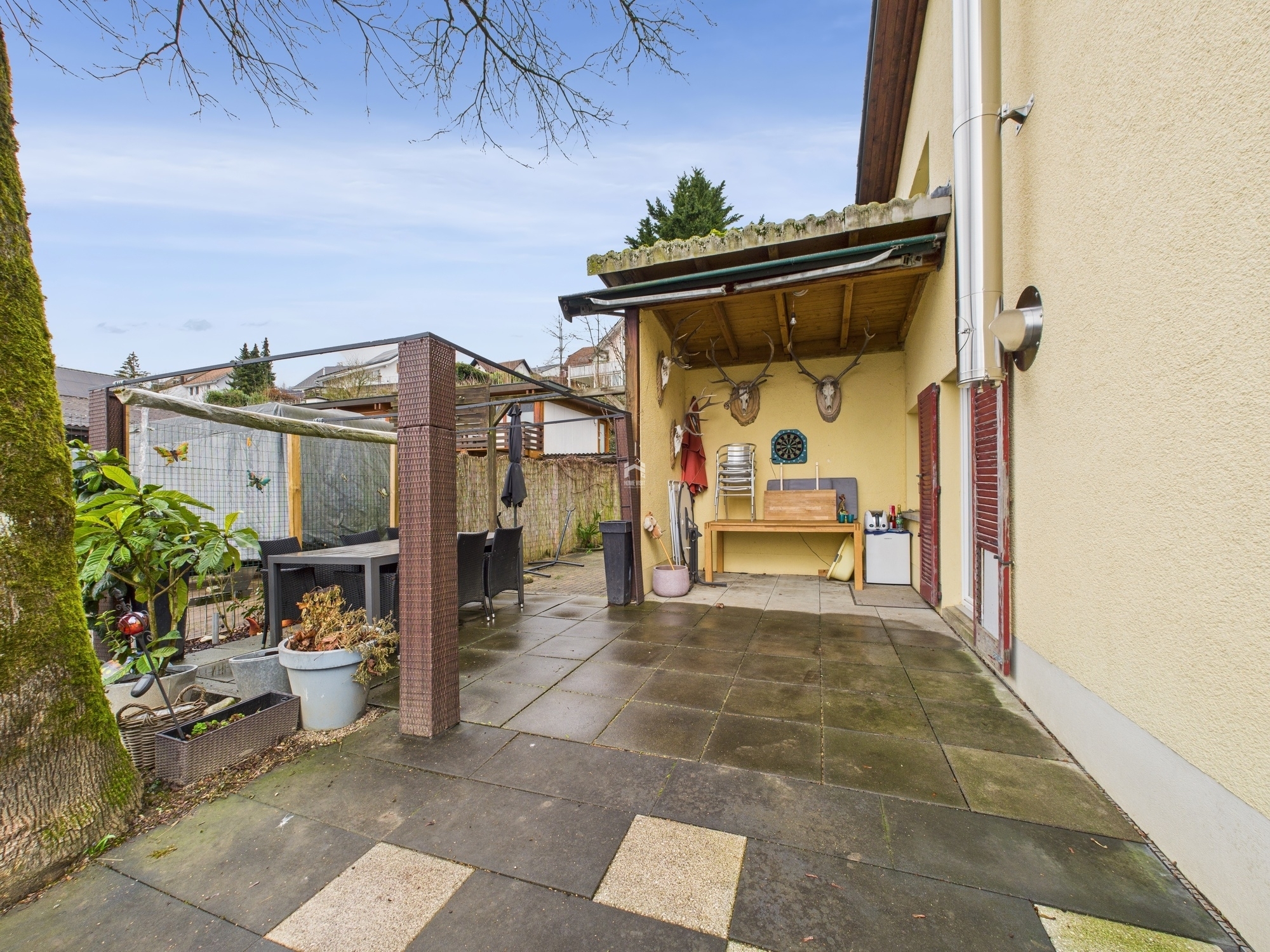Überdachte Terrasse mit Sitzbereich
