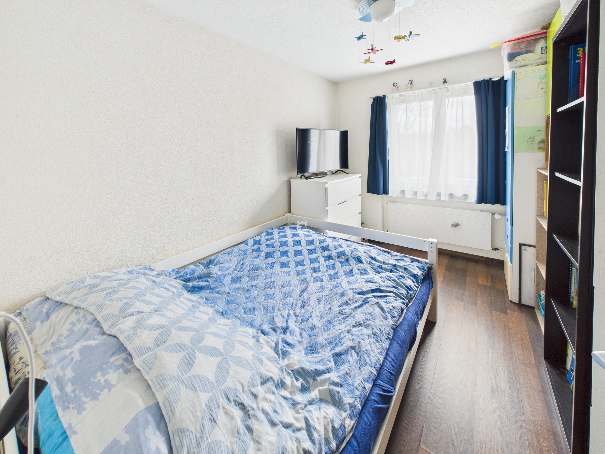 Kleines Schlafzimmer mit Einzelbett