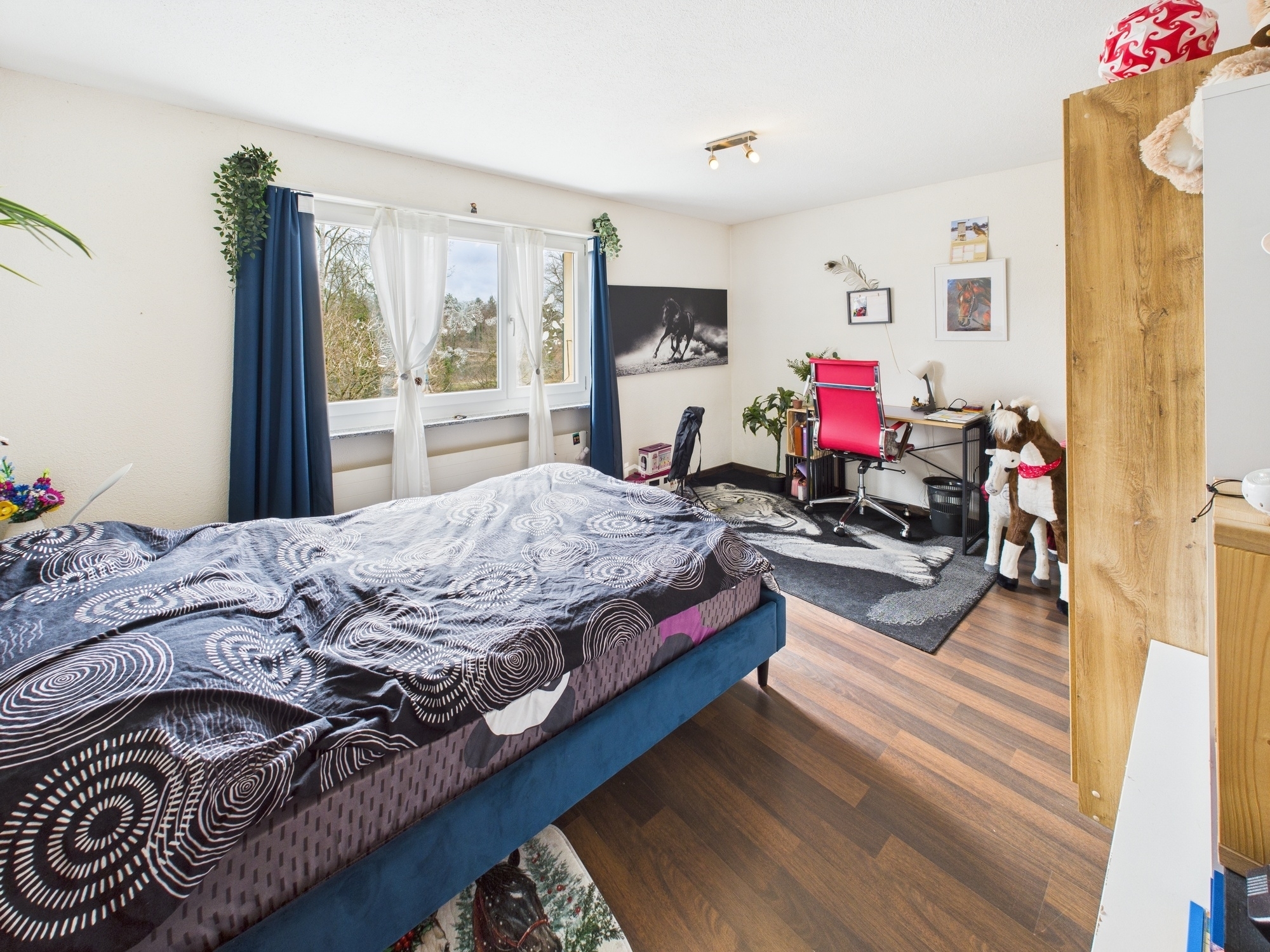 Helles Schlafzimmer mit Homeoffice-Ecke