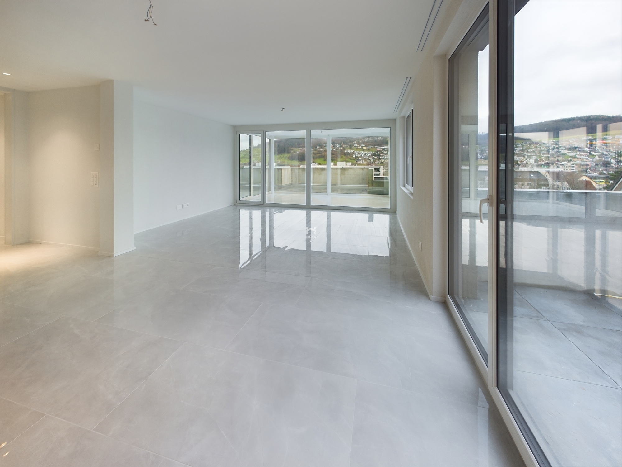 Heller leerer Wohnraum mit Panoramafenstern