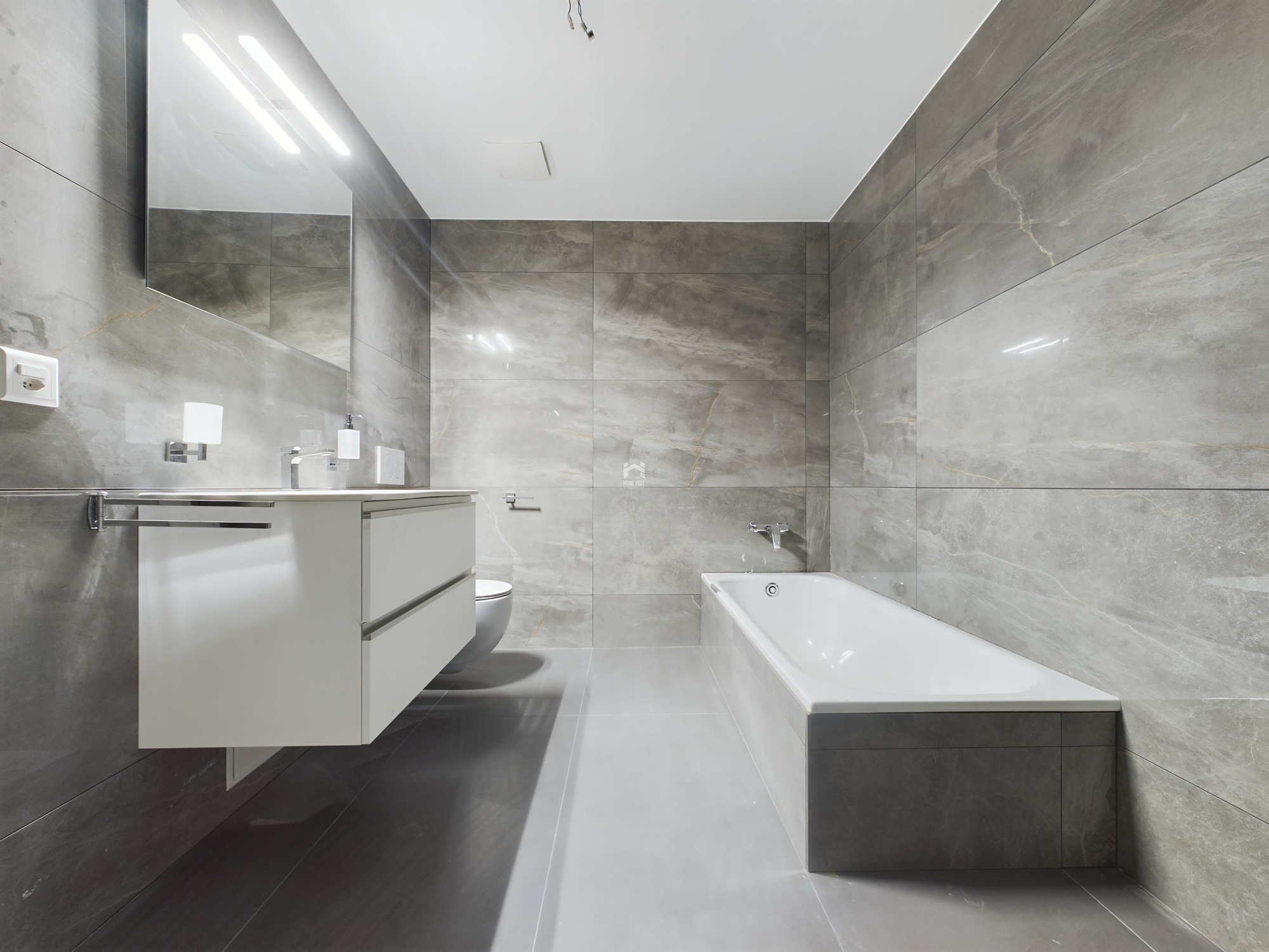 Modernes Badezimmer mit Badewanne und Wand-WC