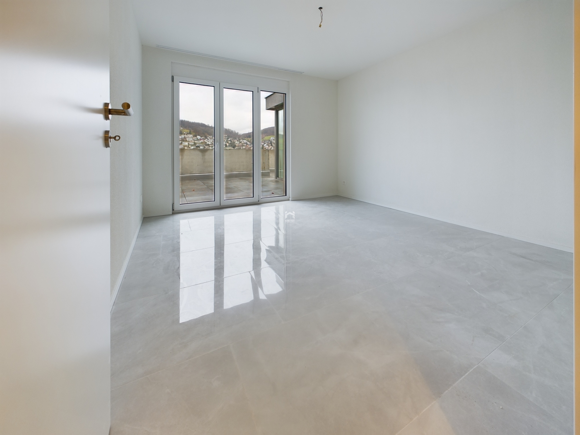 Leerer heller Raum mit großem Terrassenfenster
