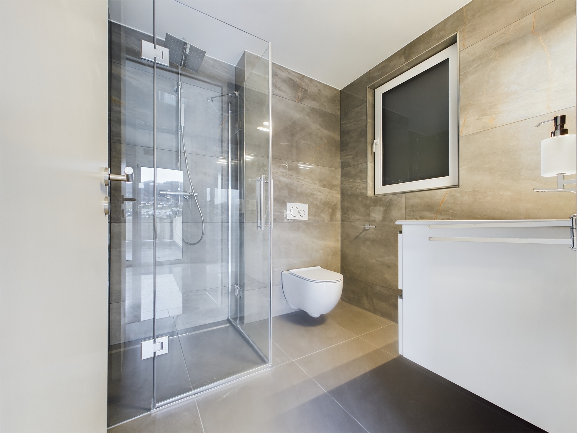 Modernes Badezimmer mit Glasdusche und wandhängendem WC