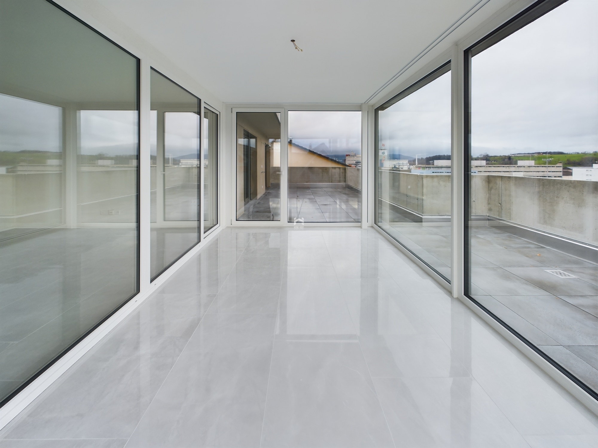 Verglaster Innenraum mit Dachterrasse
