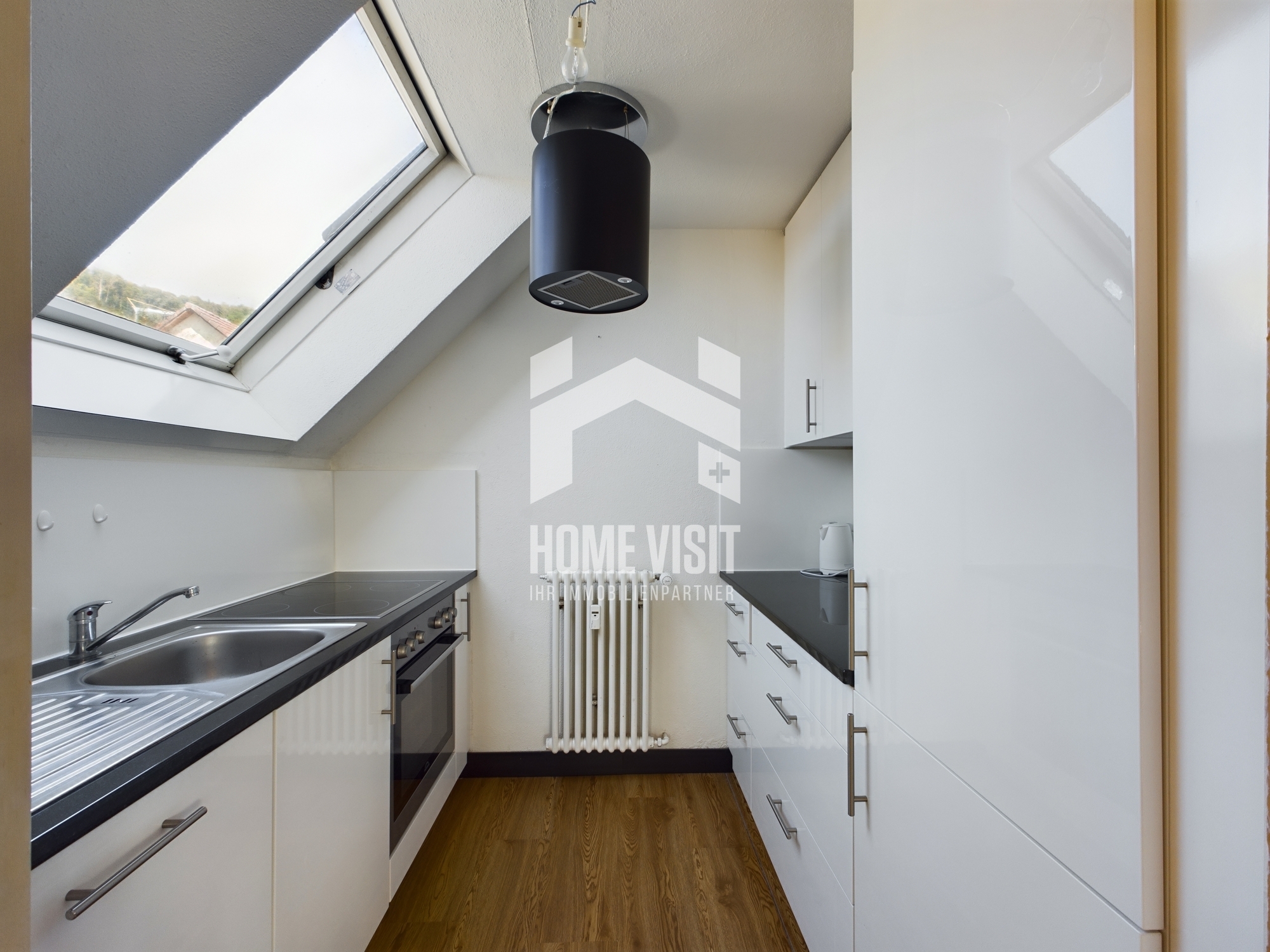 Helle Dachgeschossküche mit Velux-Fenster