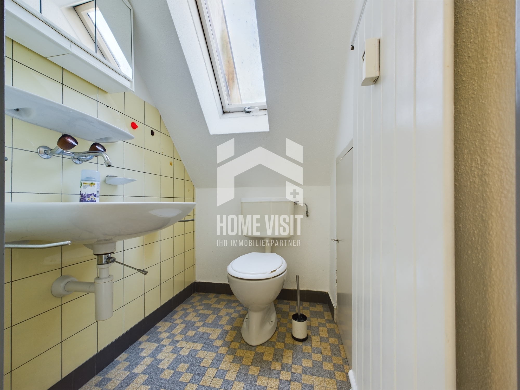 Kleines Dachgeschoss-WC mit Dachfenster