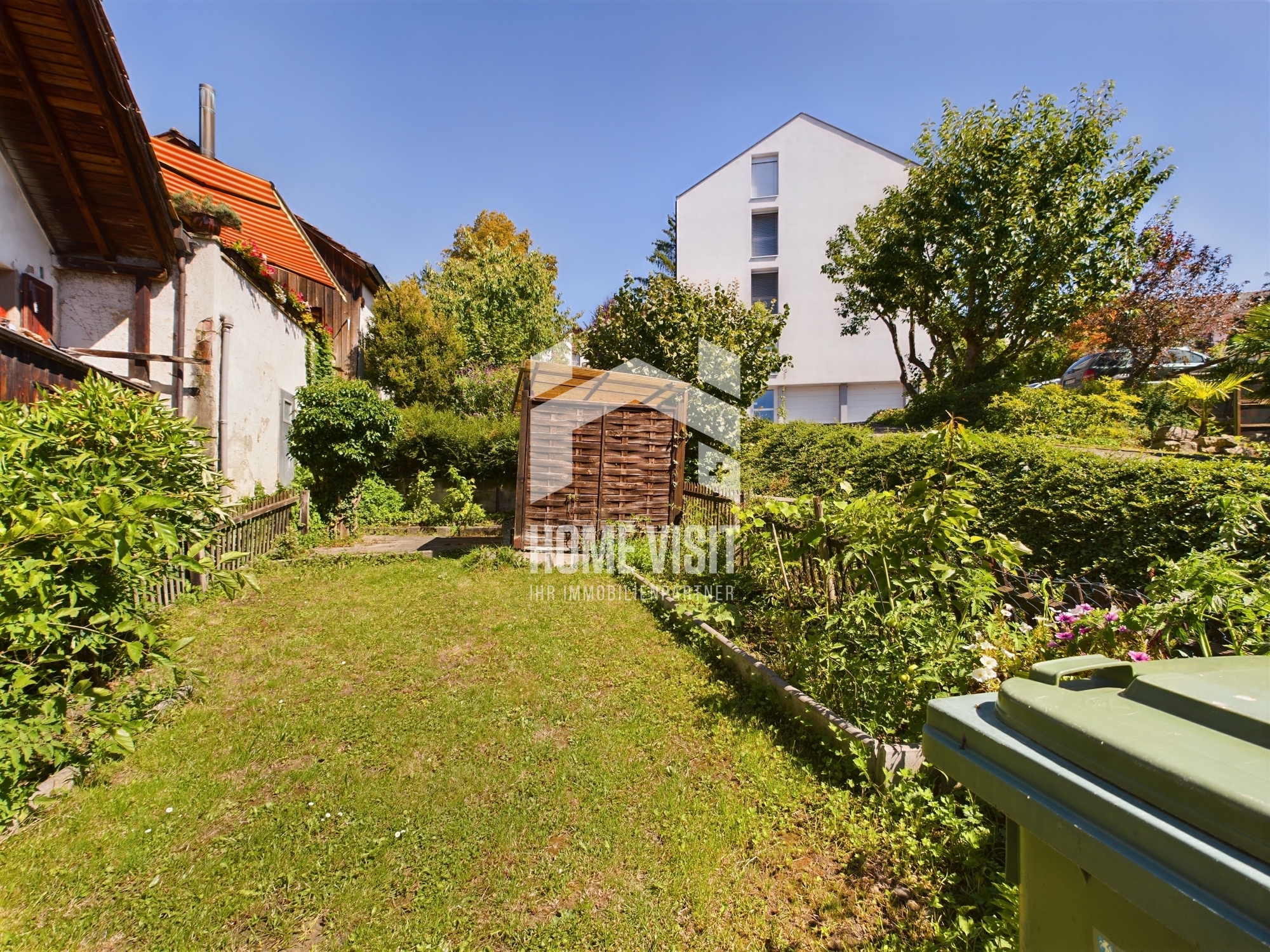 Garten mit Häusern und Schuppen