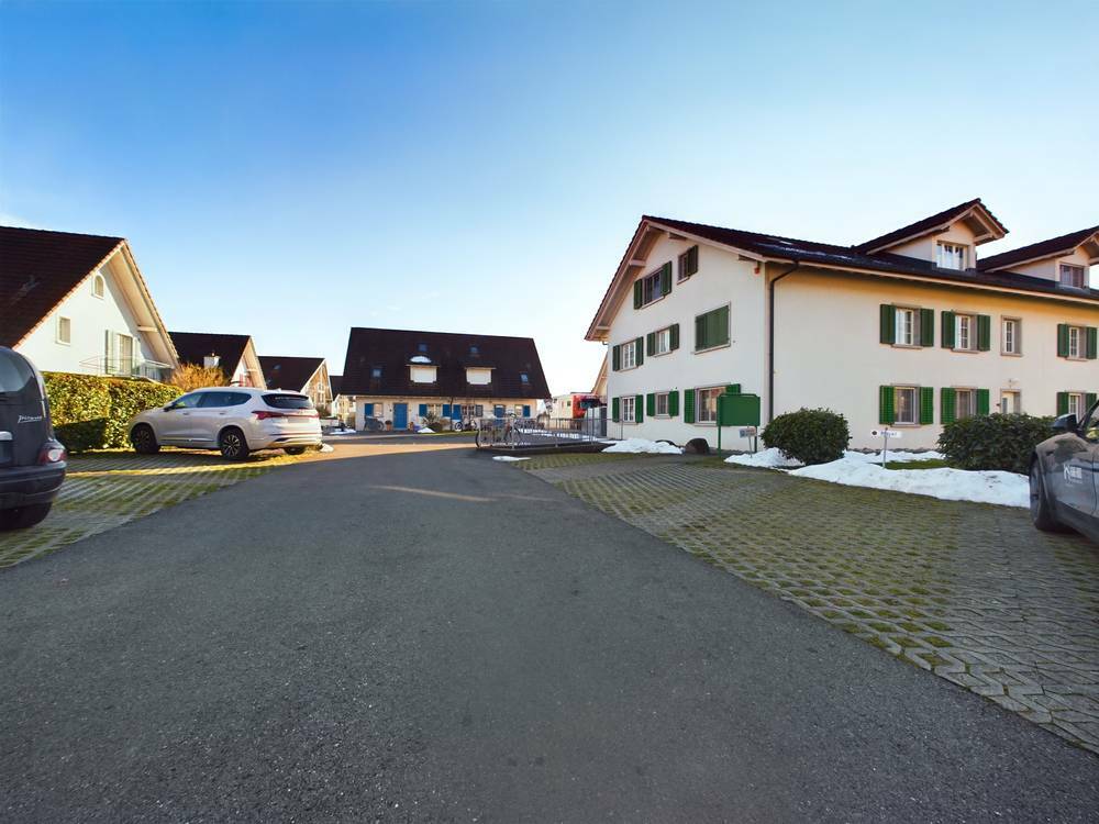 Wohngebiet mit Reihen-/Mehrfamilienhäusern und Zufahrt