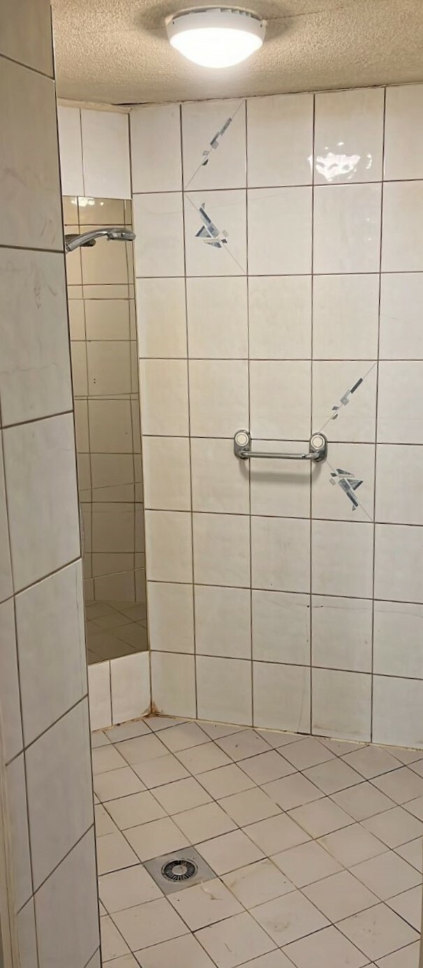 Geflieste Dusche mit Bodenablauf