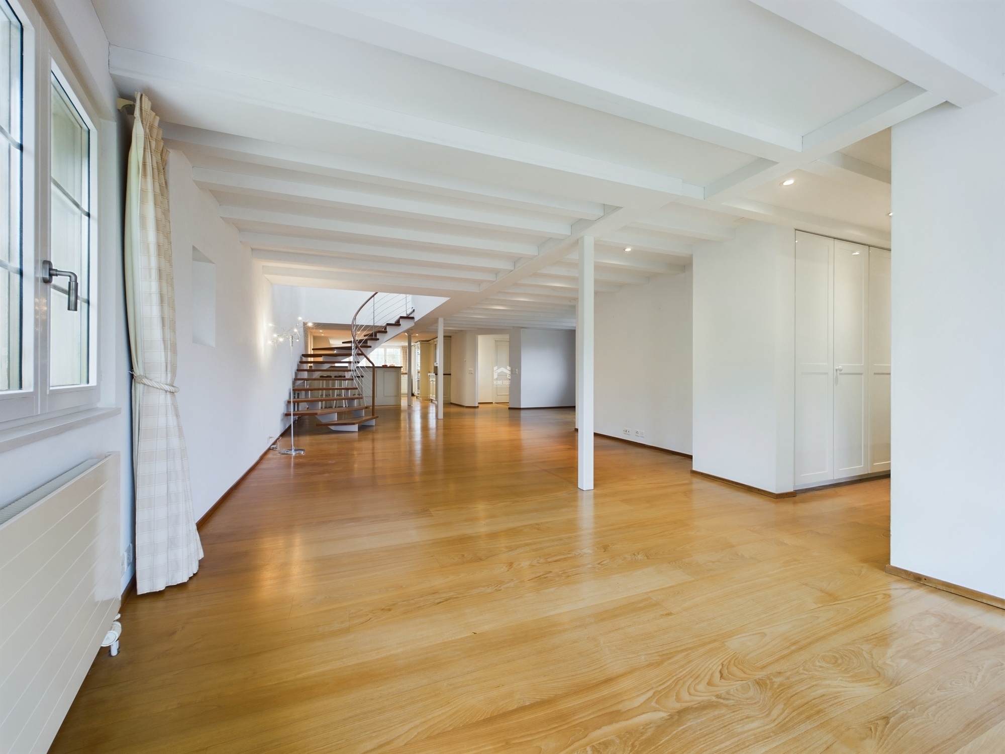 Heller, offener Wohnbereich mit Treppe
