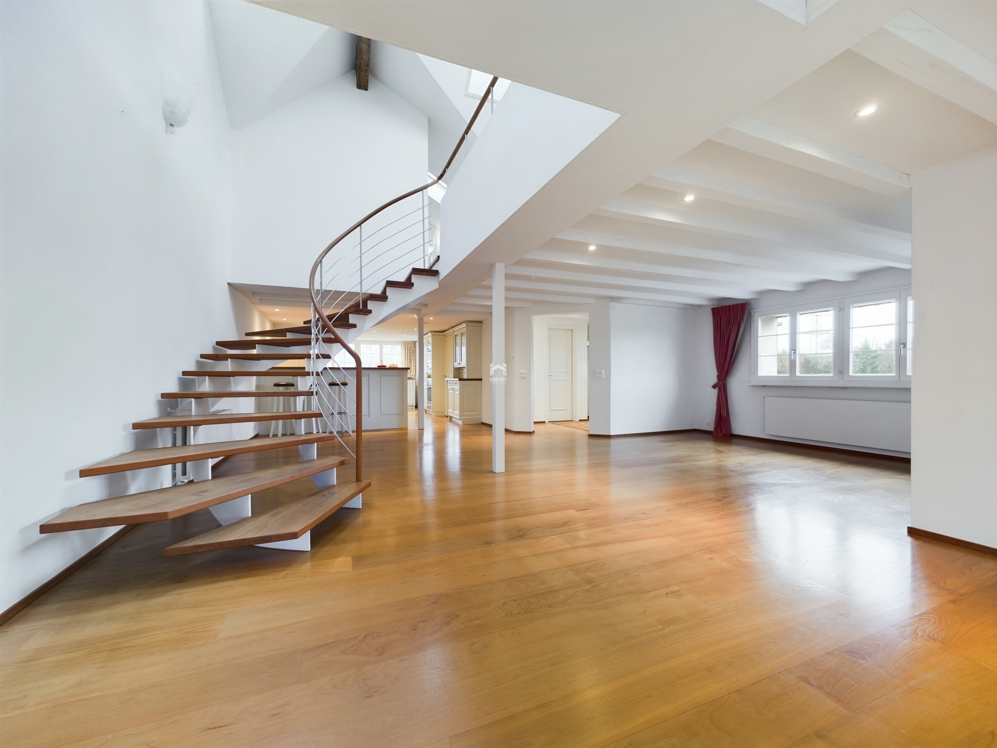 Offener Wohnraum mit Wendeltreppe