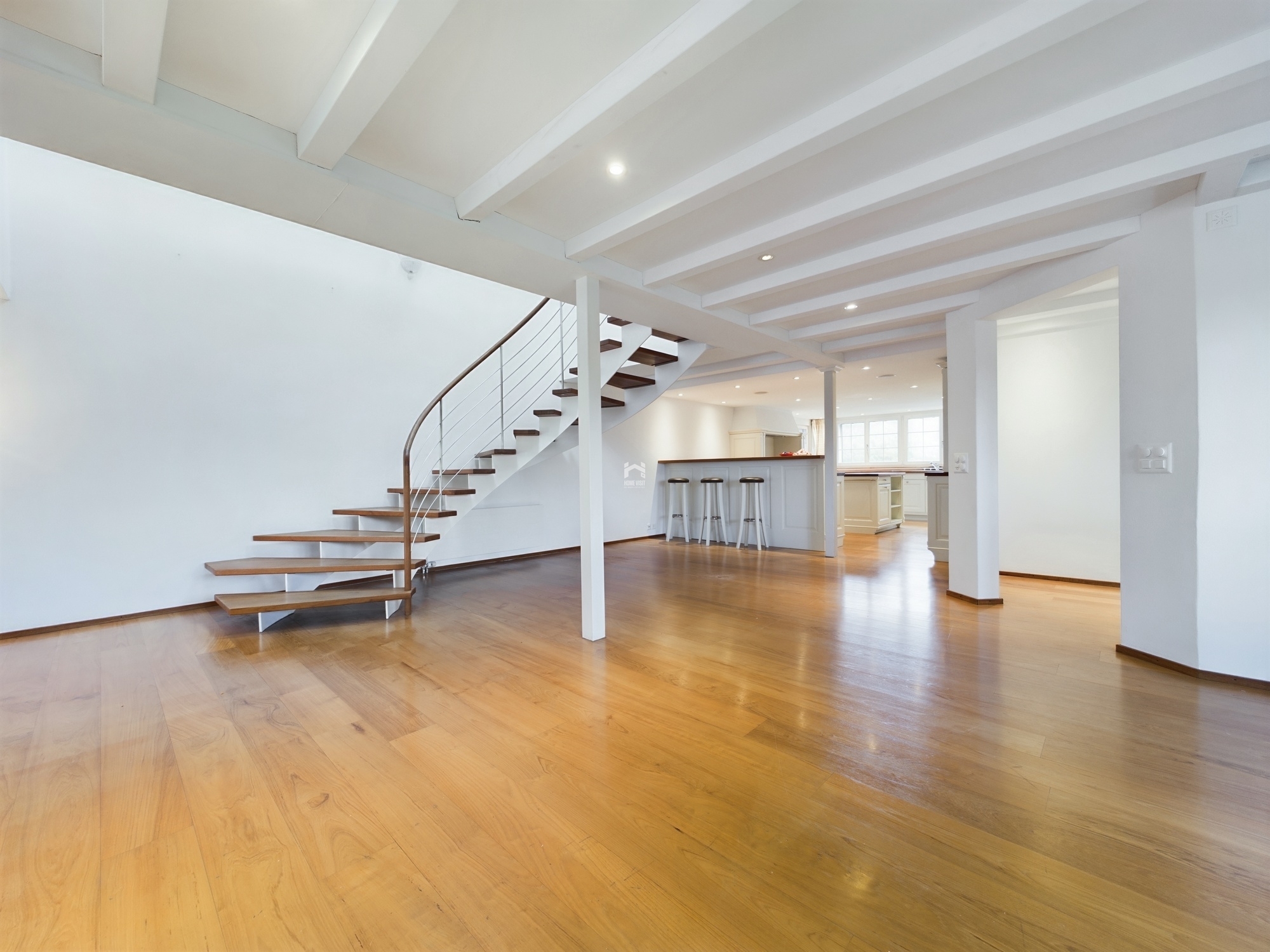 Offener Wohnbereich mit Treppe