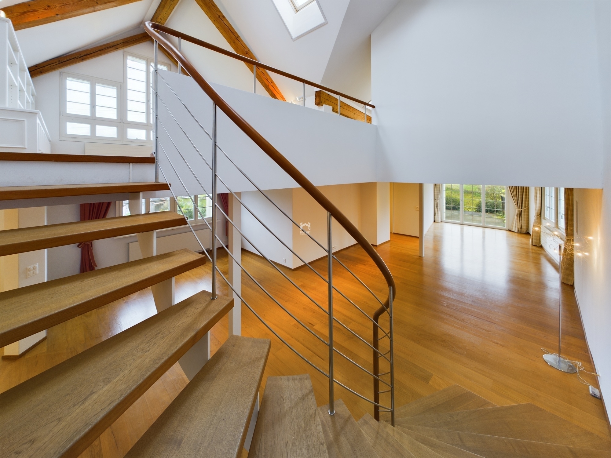 Lichtdurchfluteter Wohnbereich mit Treppe