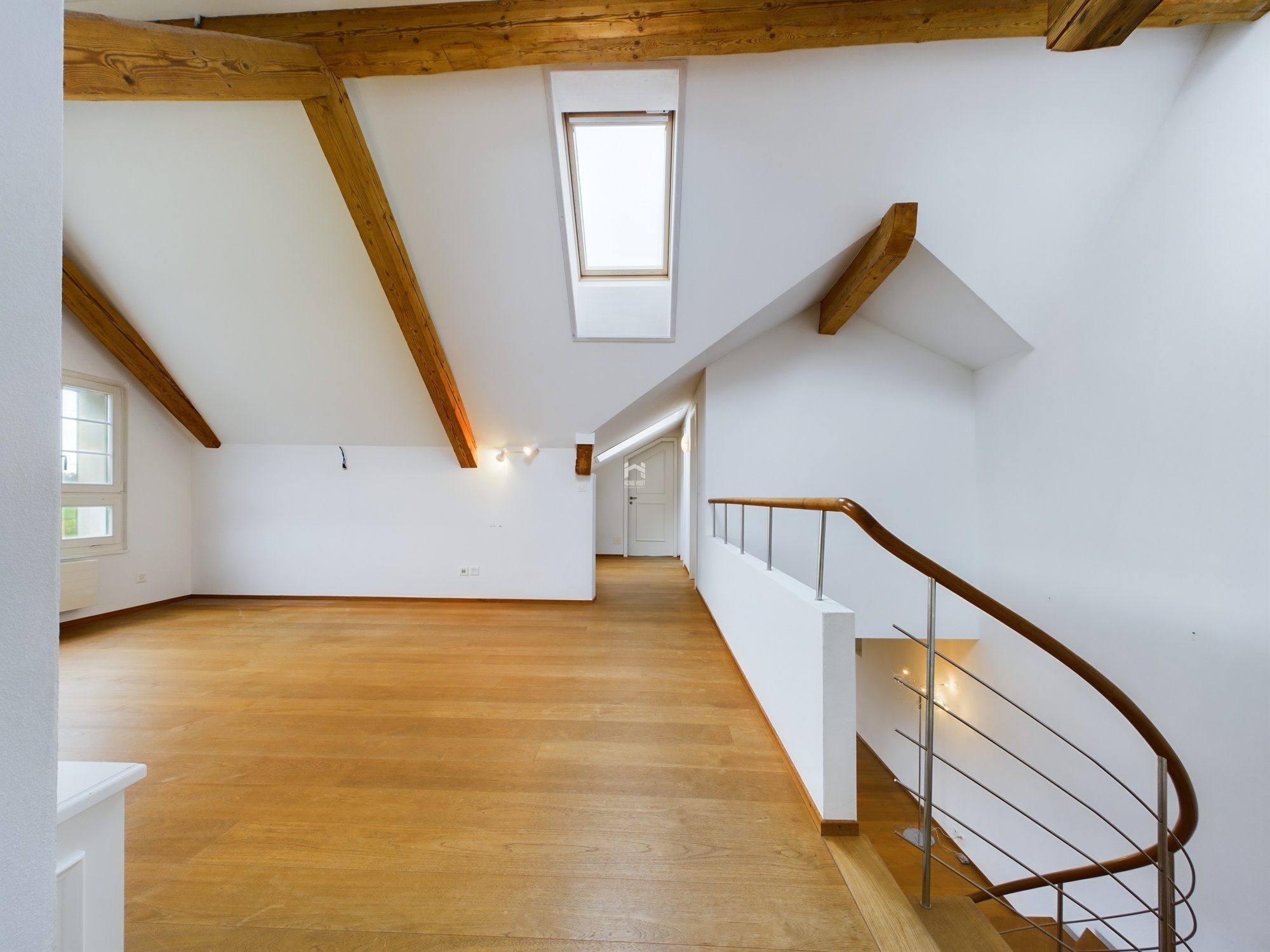 Heller Dachgeschossflur mit sichtbaren Holzbalken