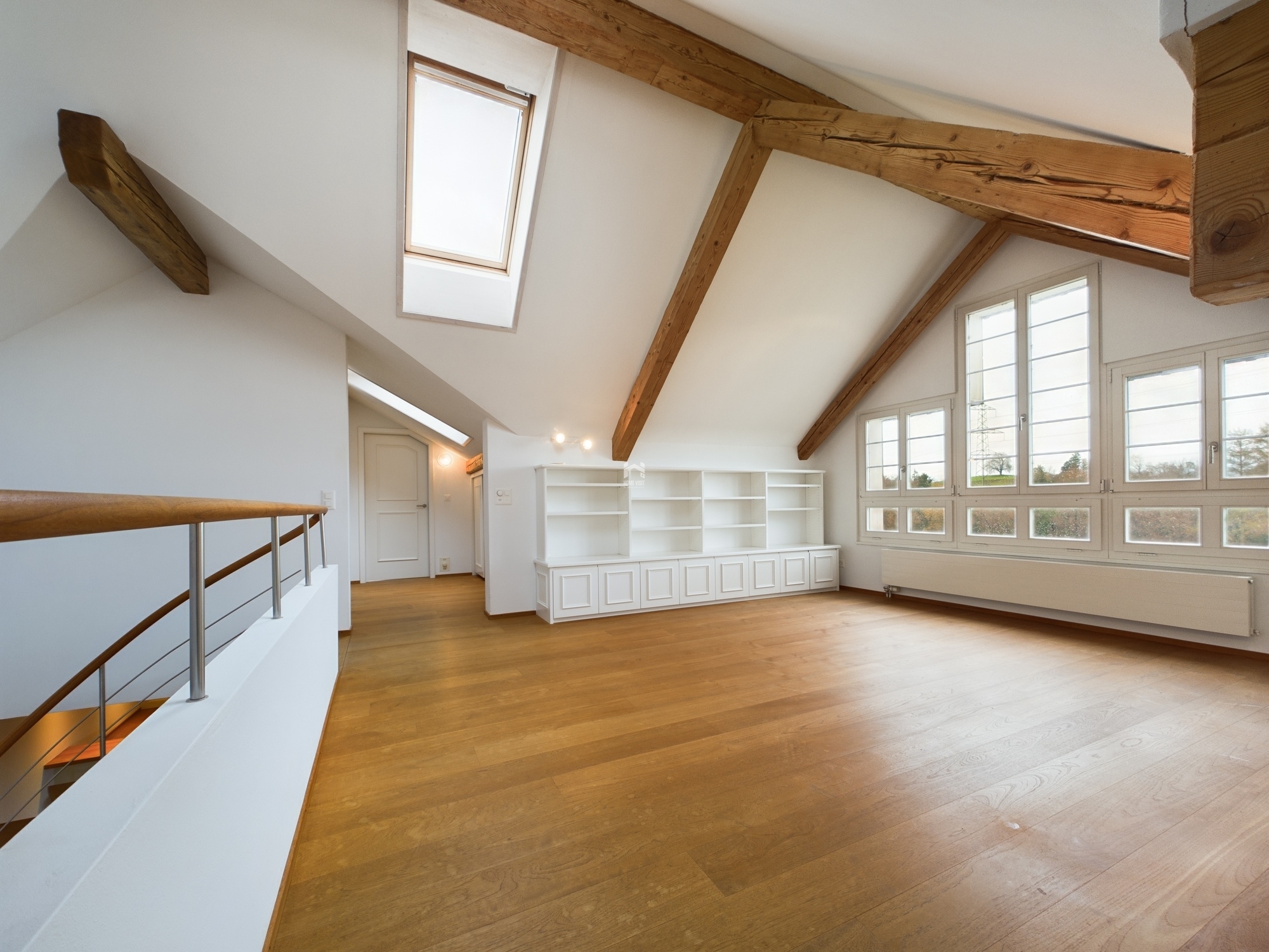 Dachgeschosszimmer mit sichtbaren Holzbalken
