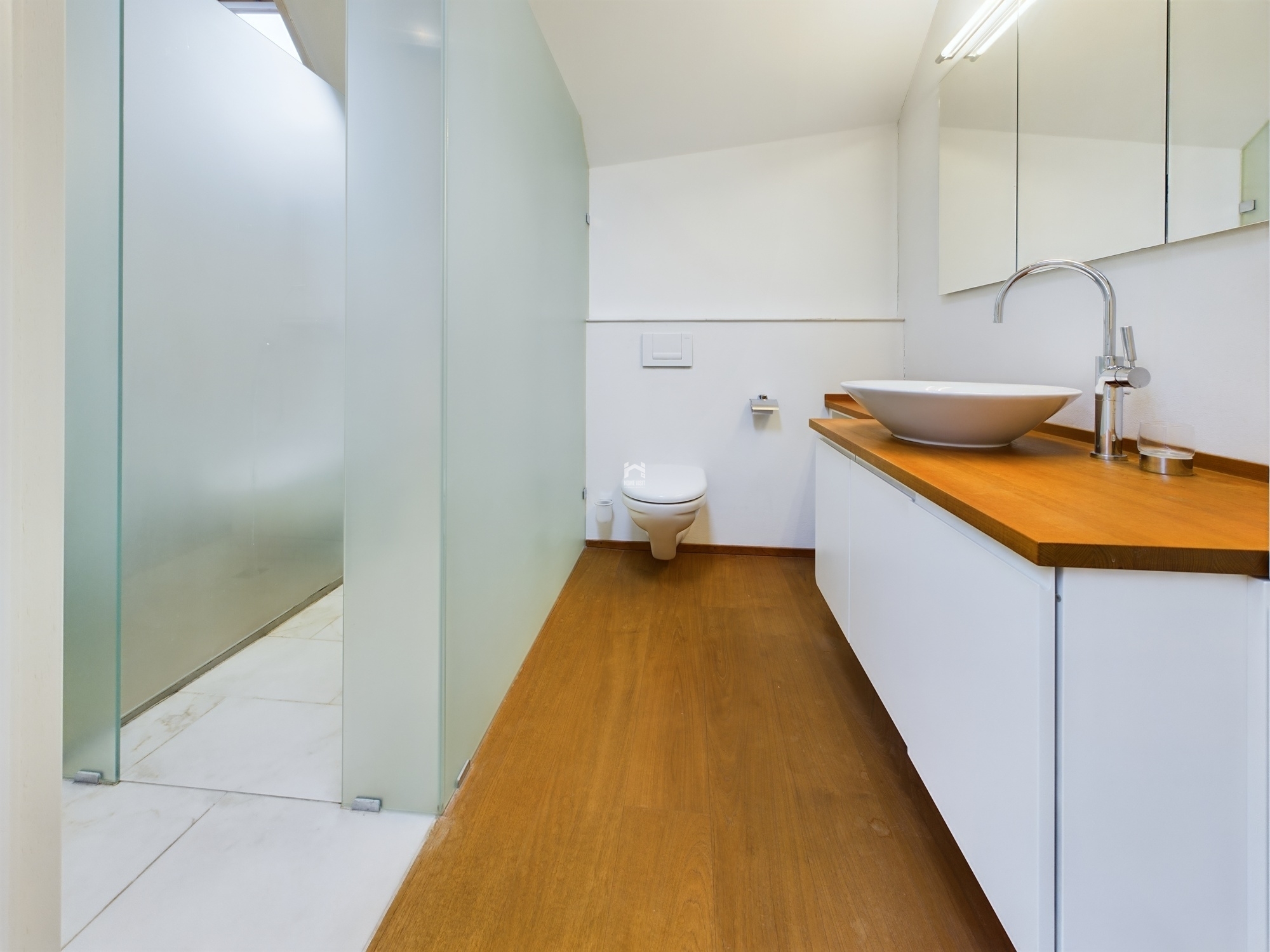 Modernes Bad mit Glasdusche und Holzwaschtisch