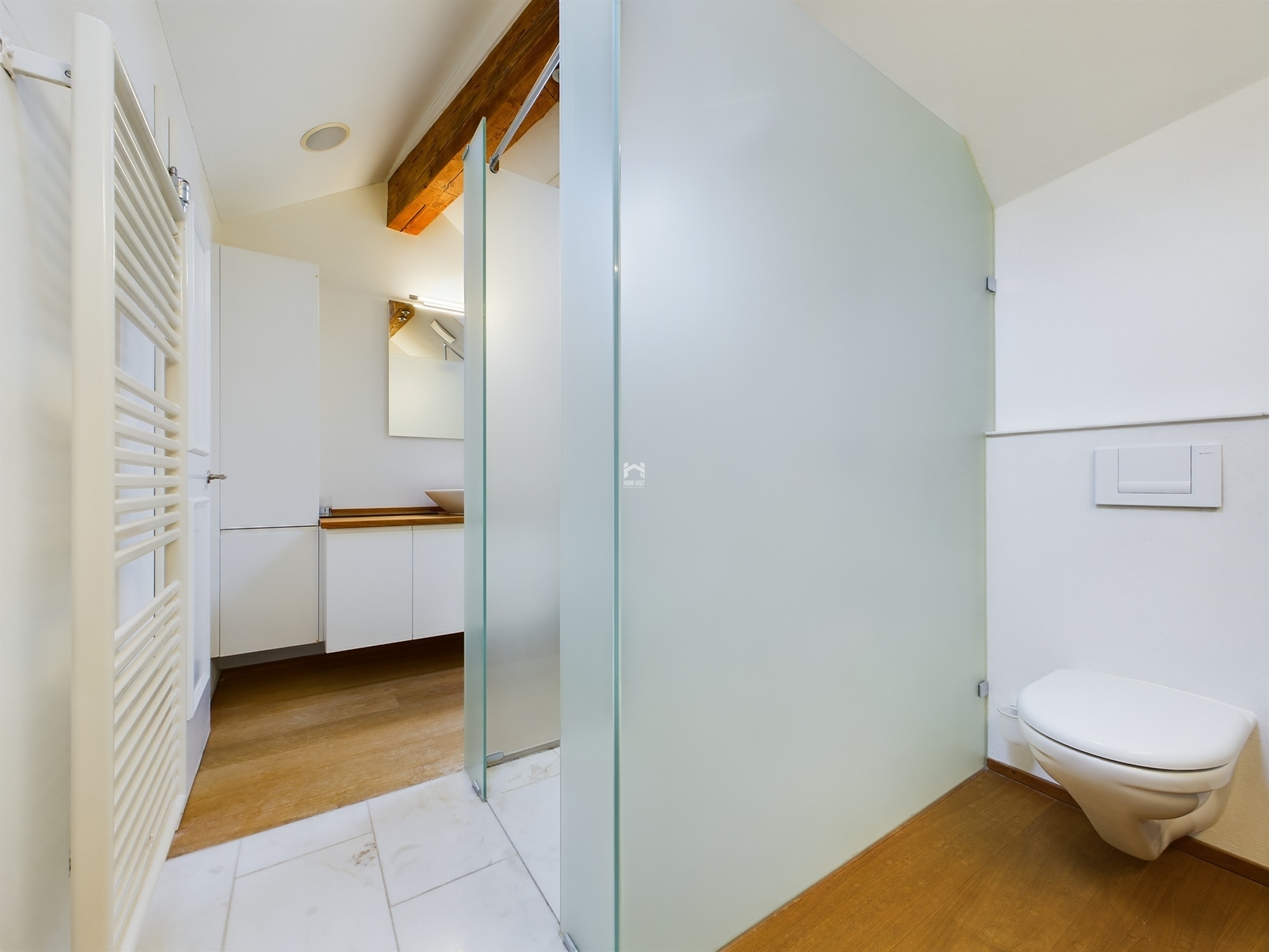 Modernes Badezimmer mit Dusche und WC