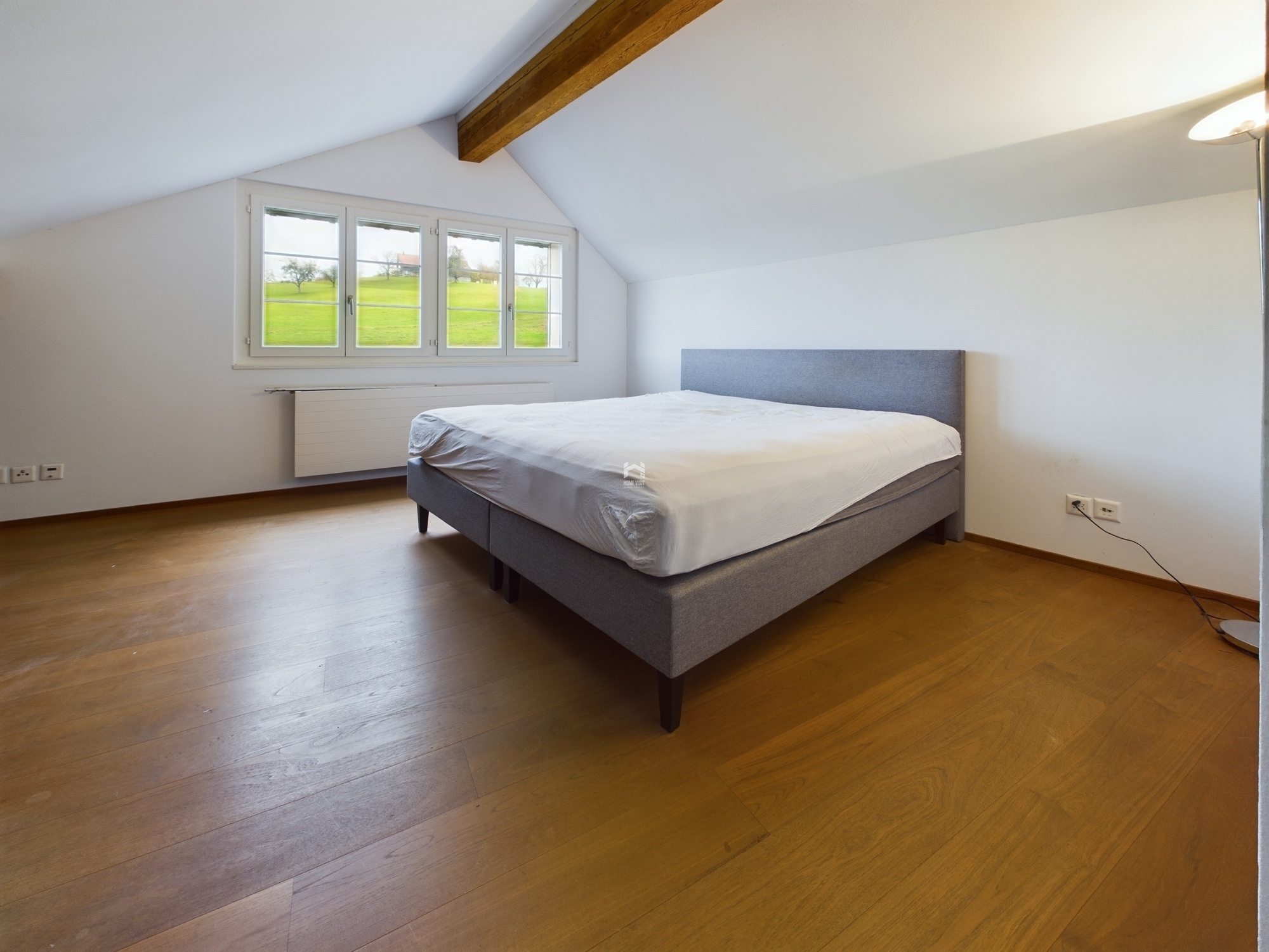 Helles Schlafzimmer im Dachgeschoss