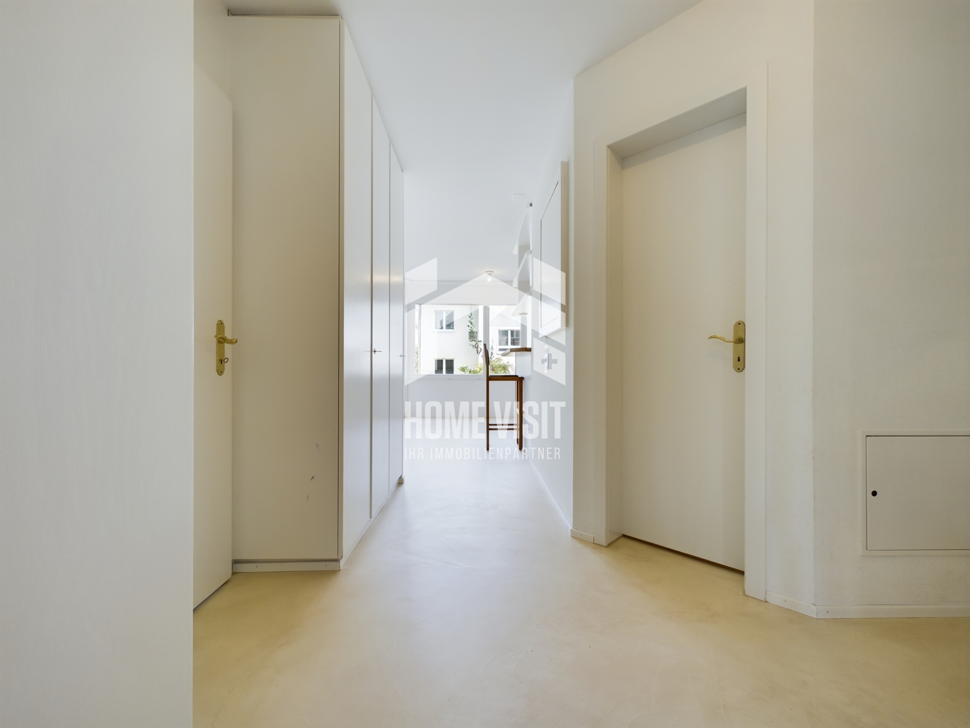 Heller Dachflur mit Türen und Tageslicht
