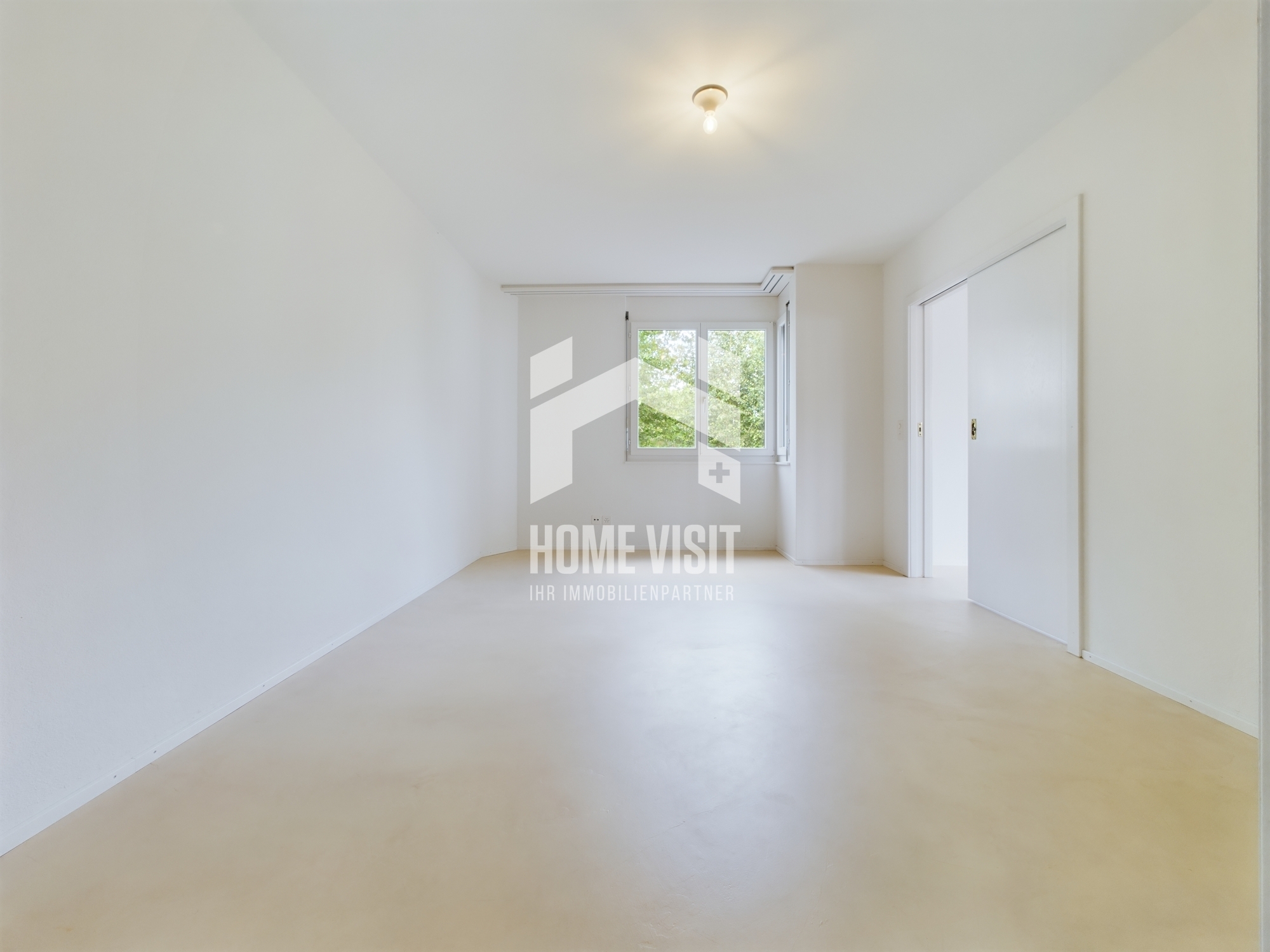 Leerer heller Raum mit Fenster und Schiebetür