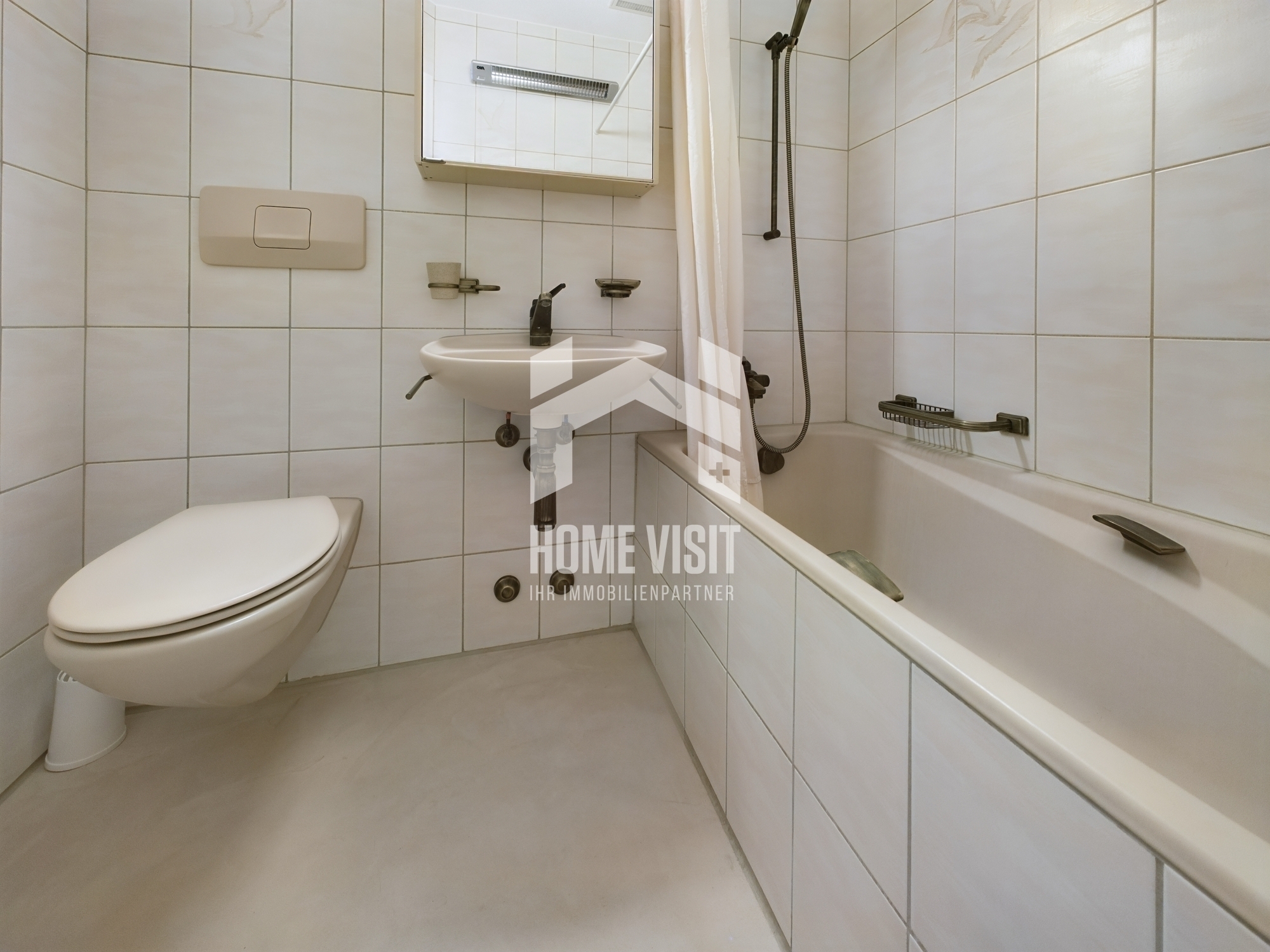 Kleines Badezimmer mit Badewanne, WC und Waschbecken