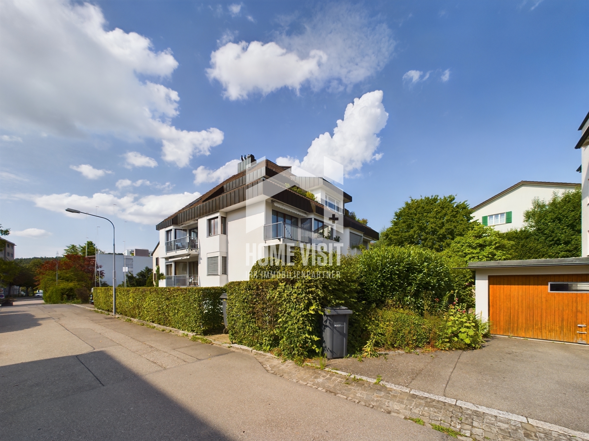 Außenansicht eines modernen Mehrfamilienhauses