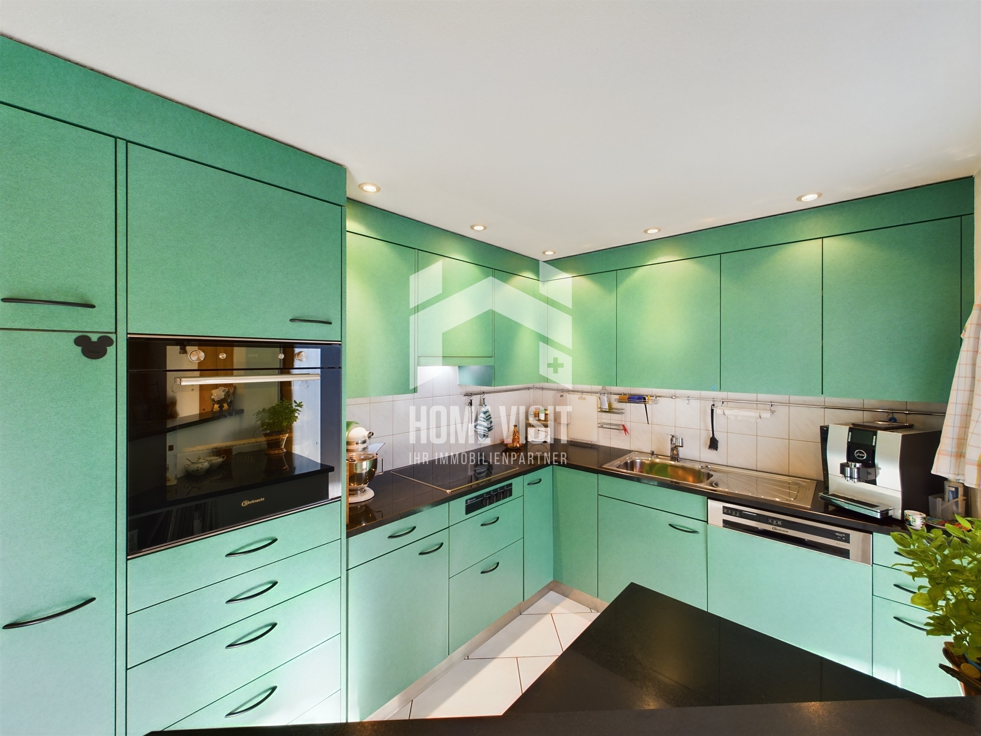 Moderne grüne Einbauküche