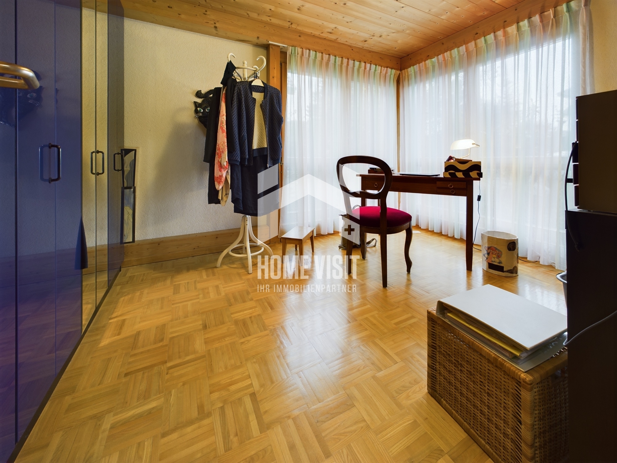 Arbeits- bzw. Ankleidezimmer mit Fensterfront
