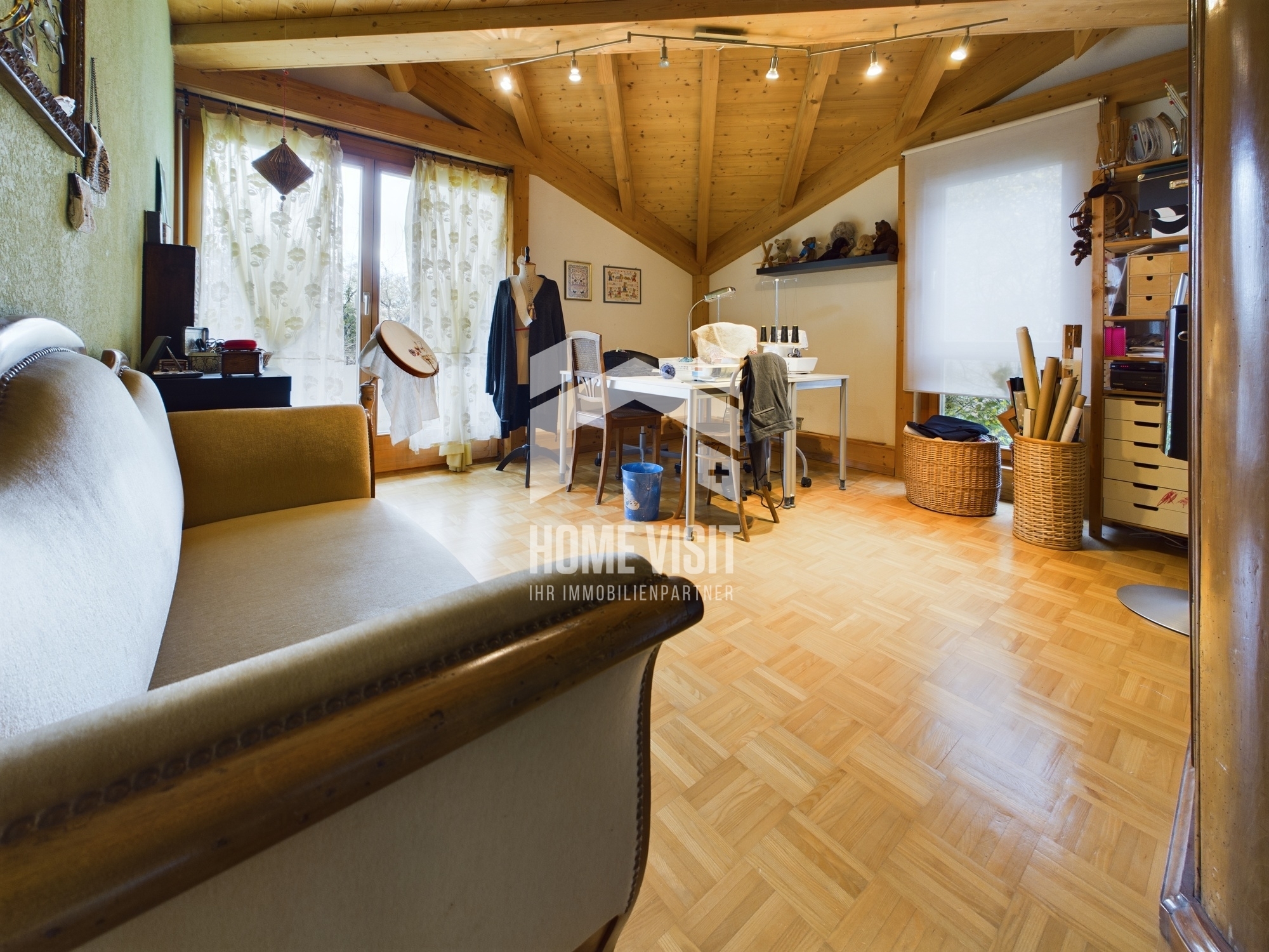 Atelierraum mit Holzdecke