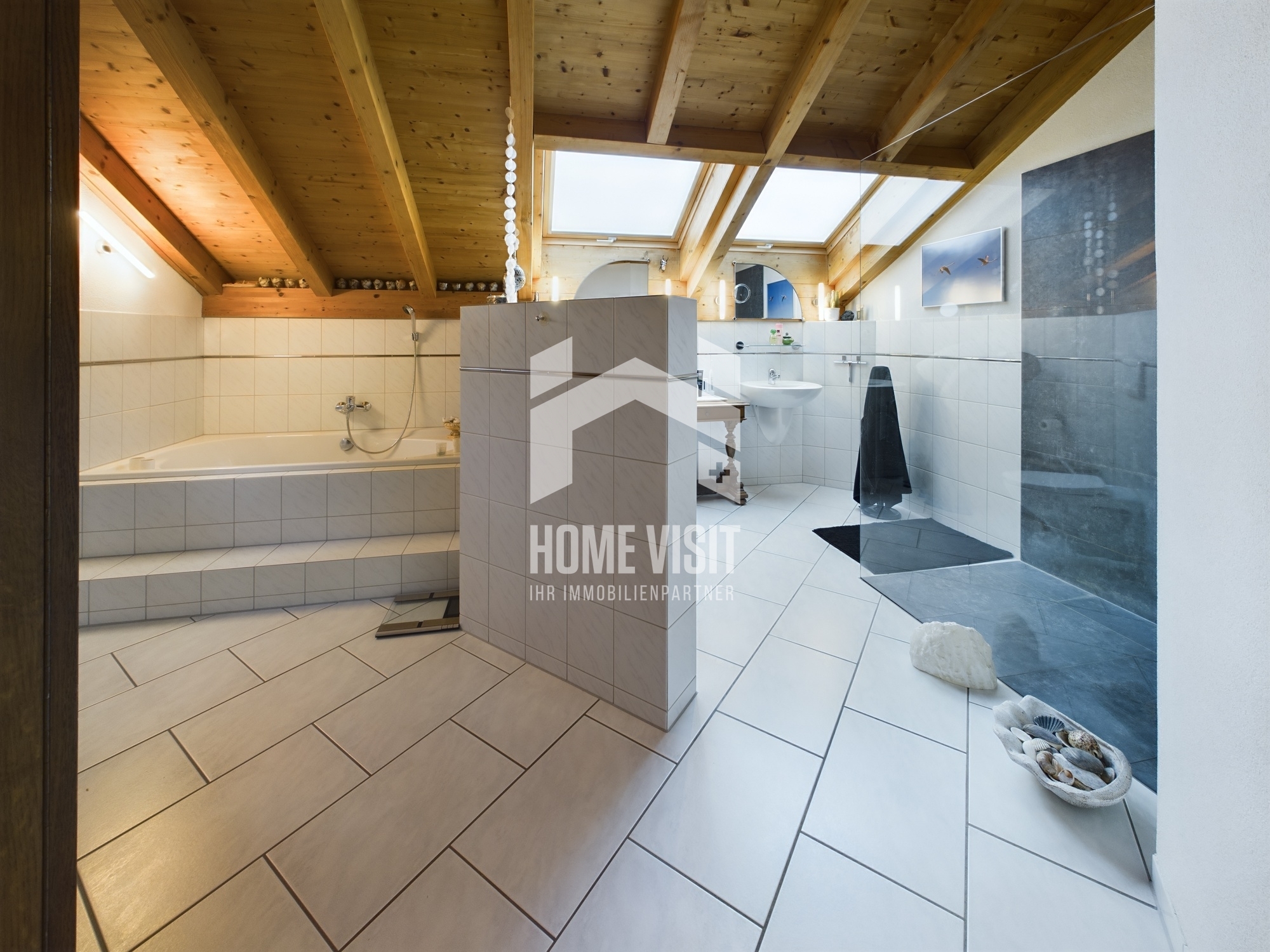 Helles Dachgeschoss-Badezimmer mit Holzdecke und Badewanne