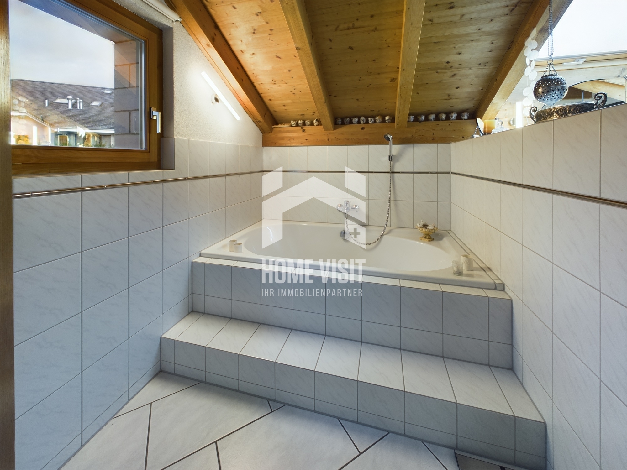 Badezimmer mit Badewanne im Dachgeschoss