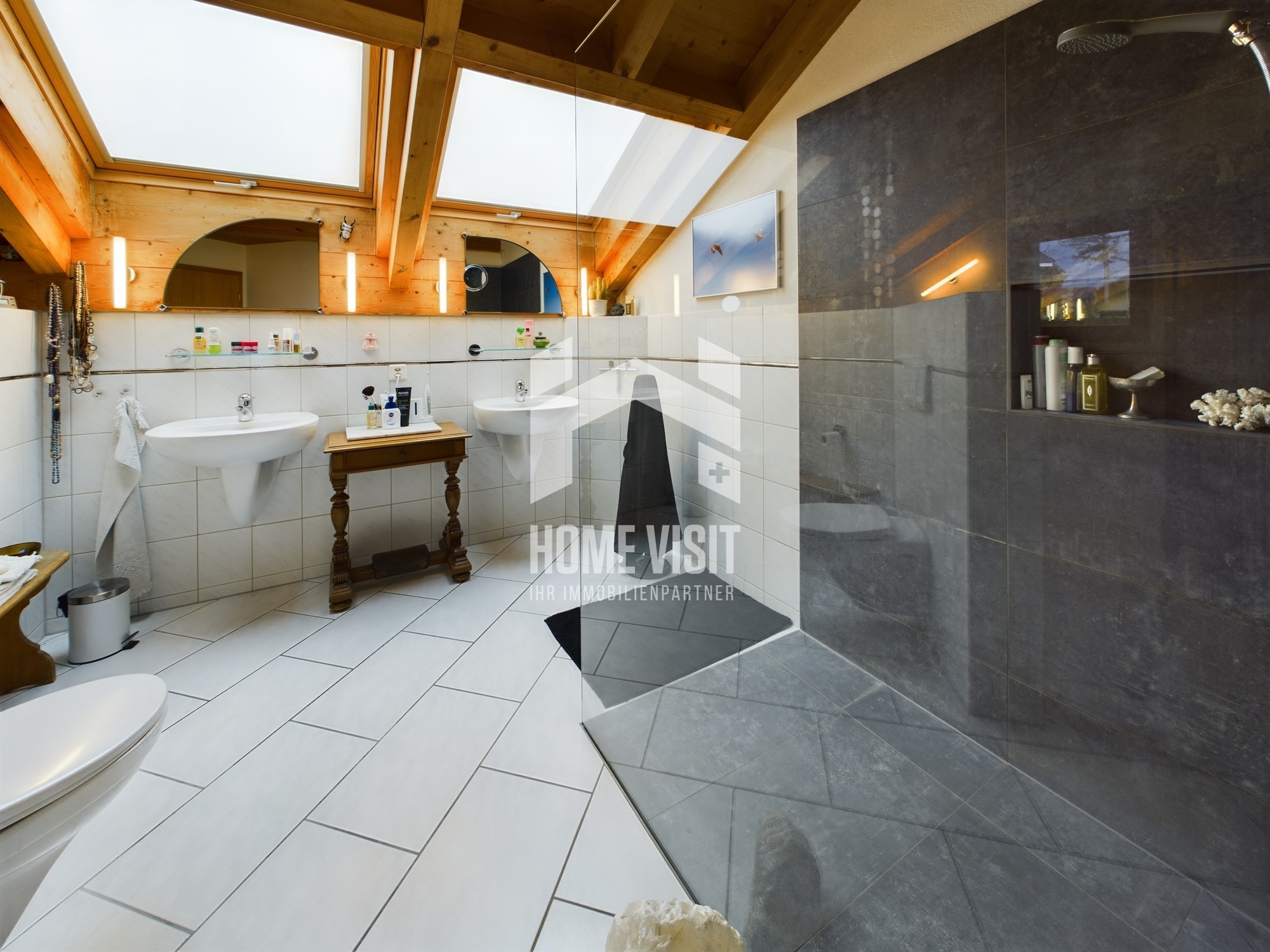 Helles Dachgeschoss-Badezimmer mit Holzdecke