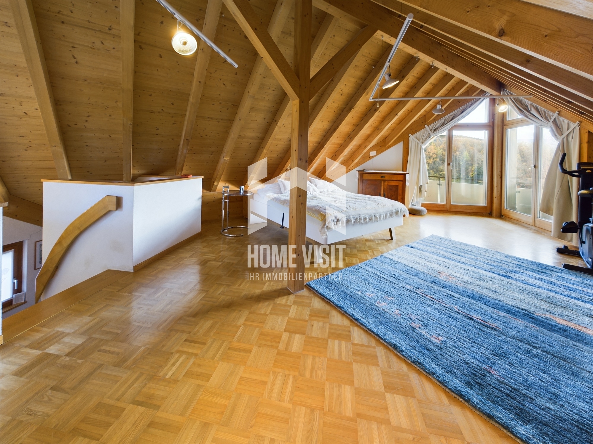 Dachgeschoss-Schlafzimmer mit Holzbalken
