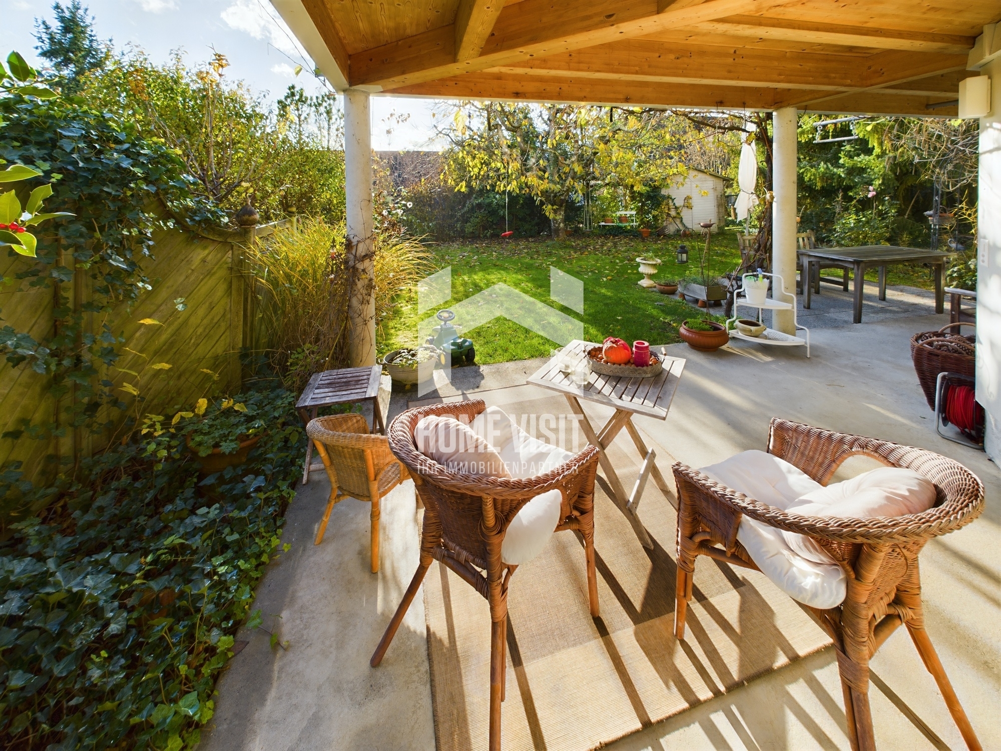 Überdachte Terrasse mit Gartenblick