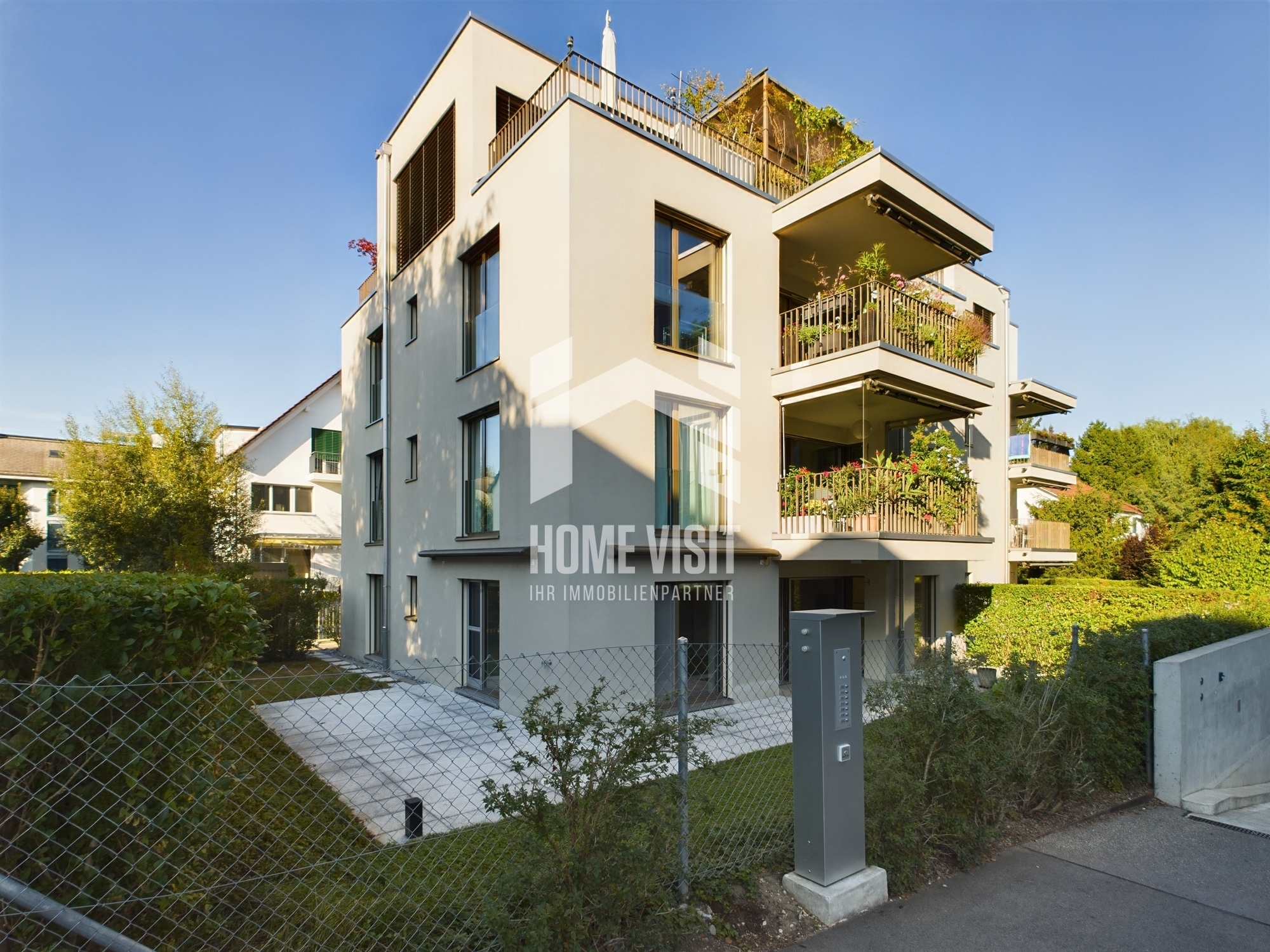 Modernes Mehrfamilienhaus mit Balkonen