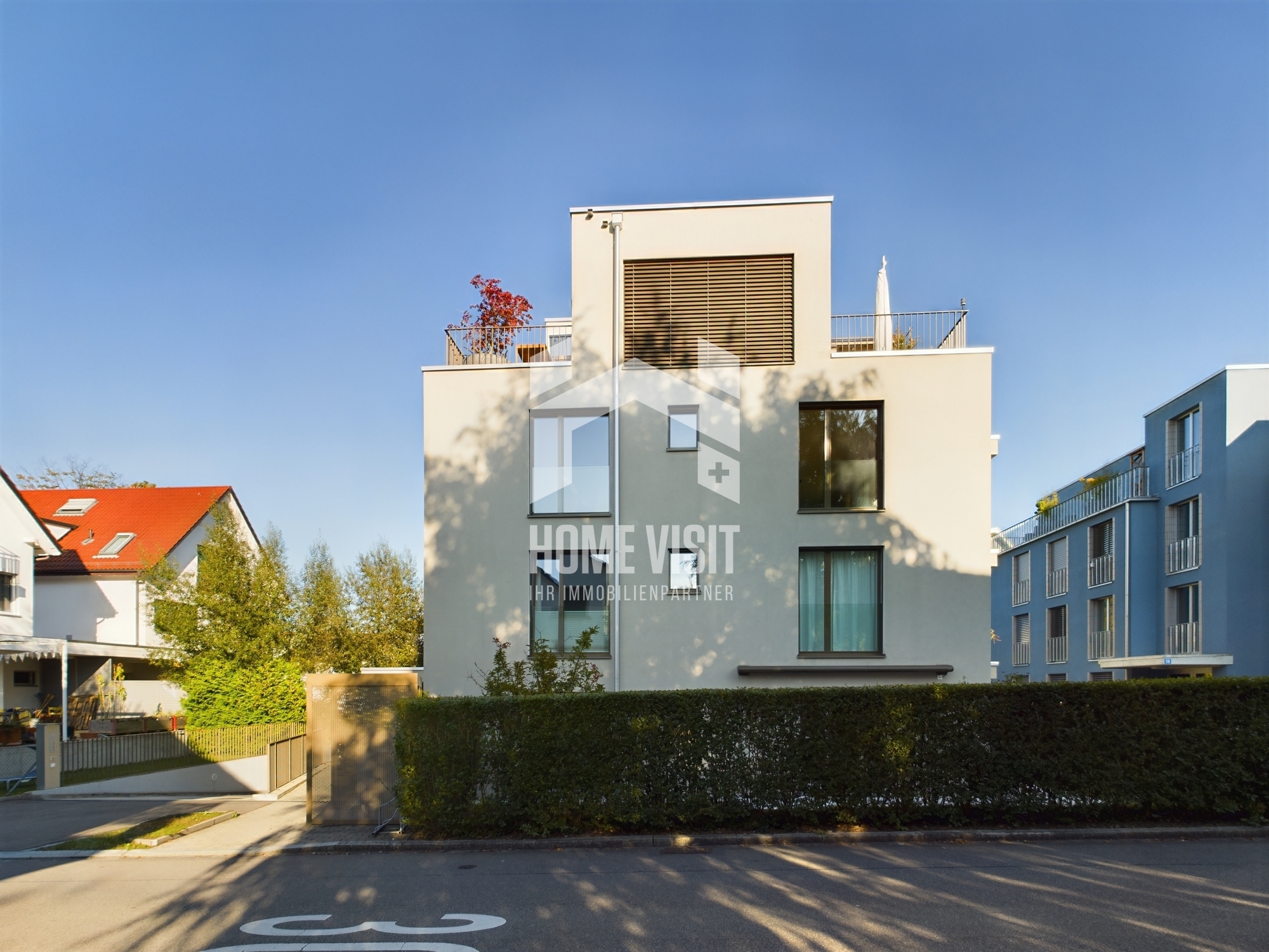Modernes Wohngebäude mit Dachterrasse