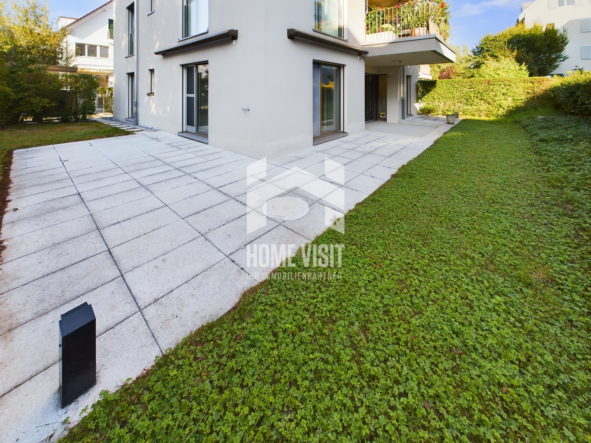 Moderne Außenansicht mit Terrasse und Garten