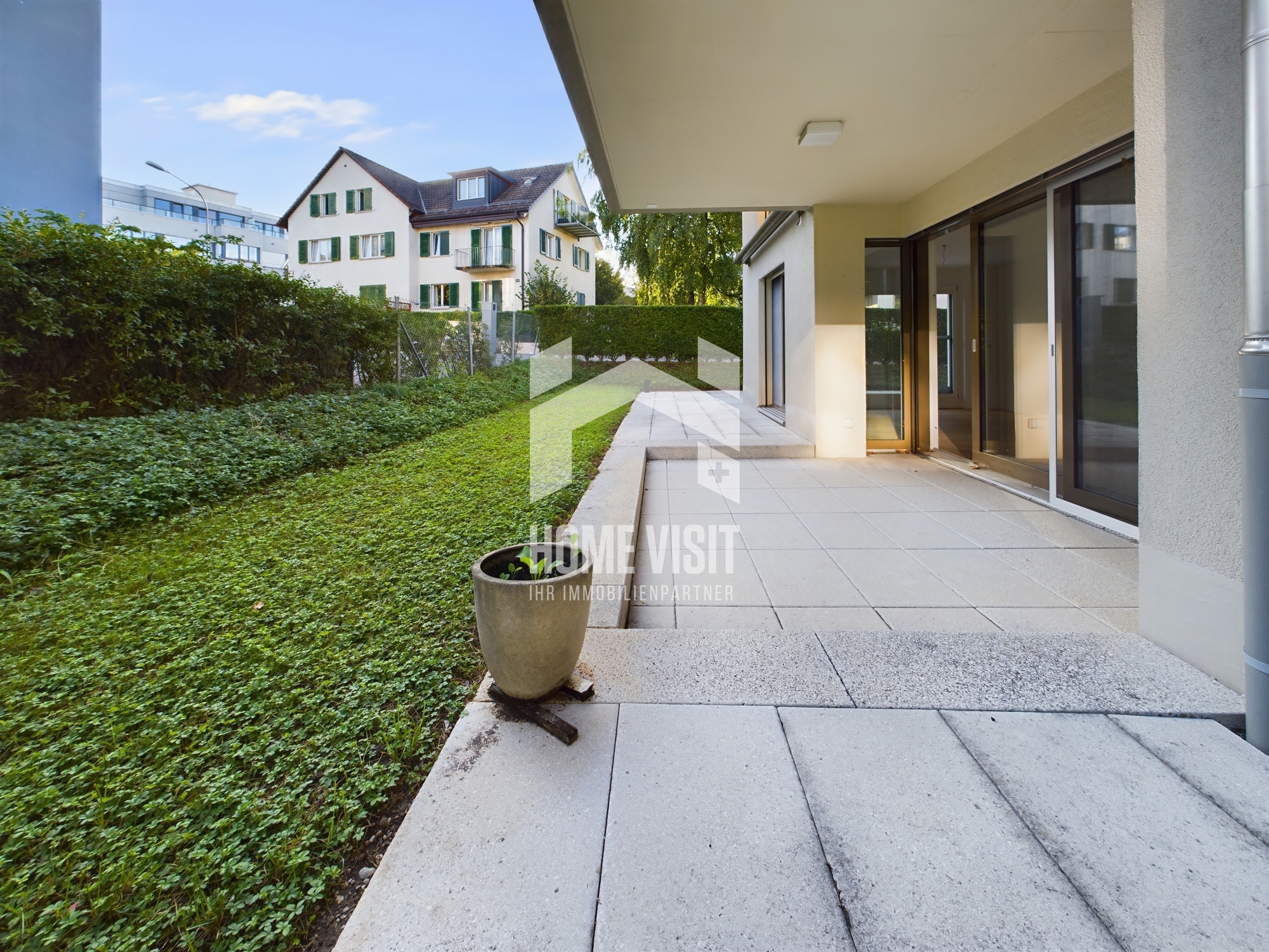 Überdachte Terrasse mit Gartenblick