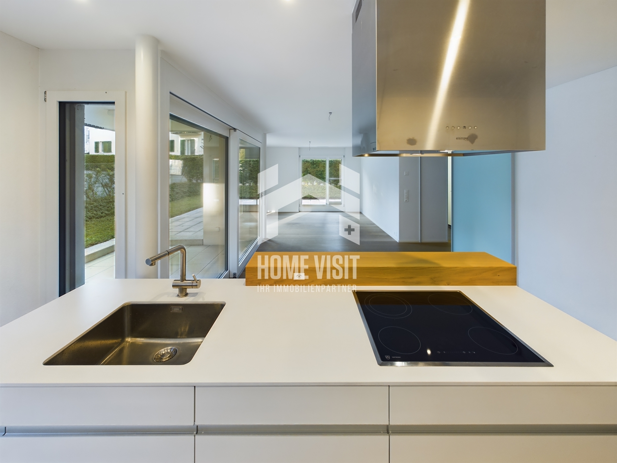 Moderne offene Küche mit Blick ins Wohn-/Esszimmer