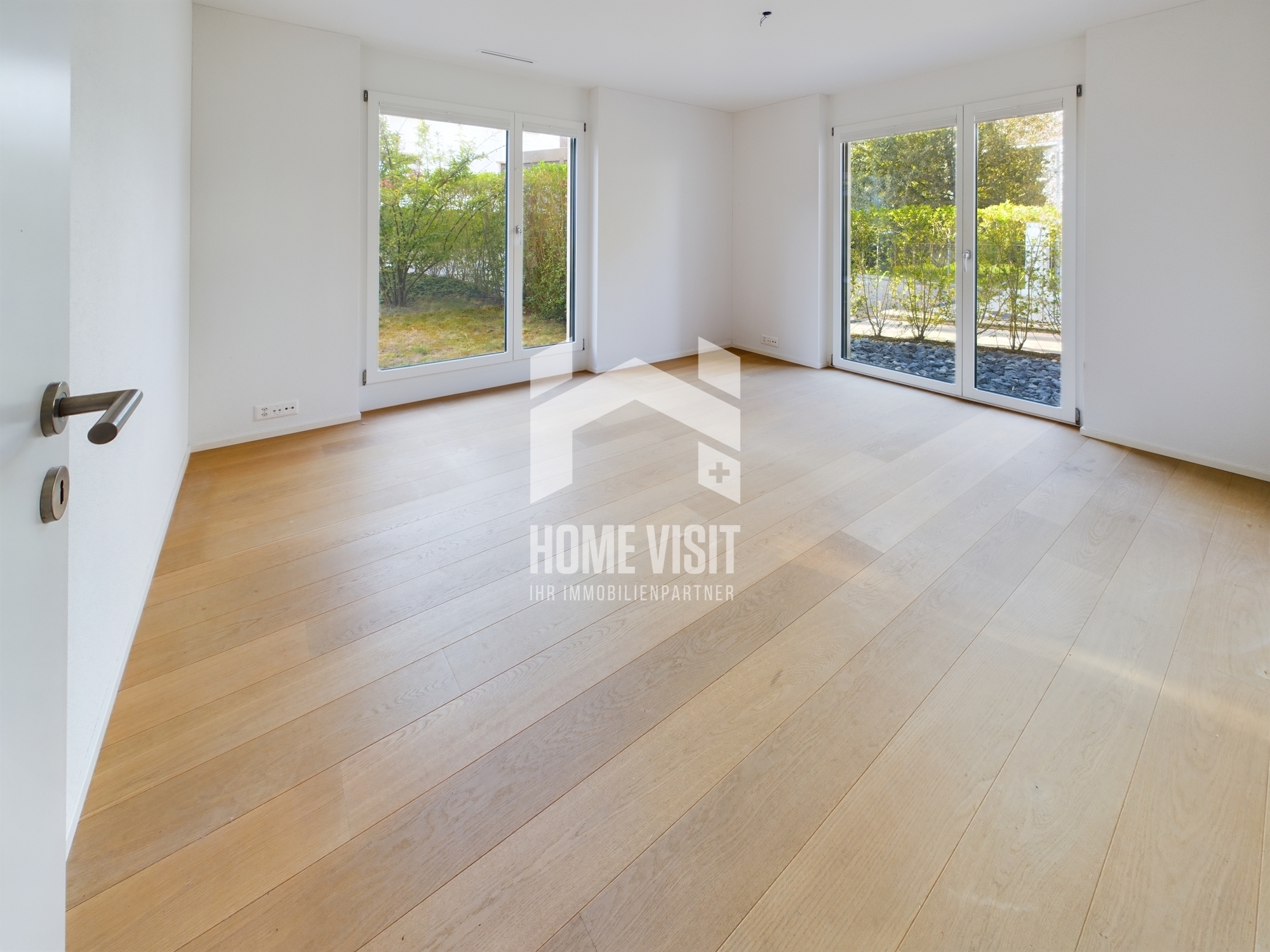 Heller leerer Wohnraum mit Gartenblick