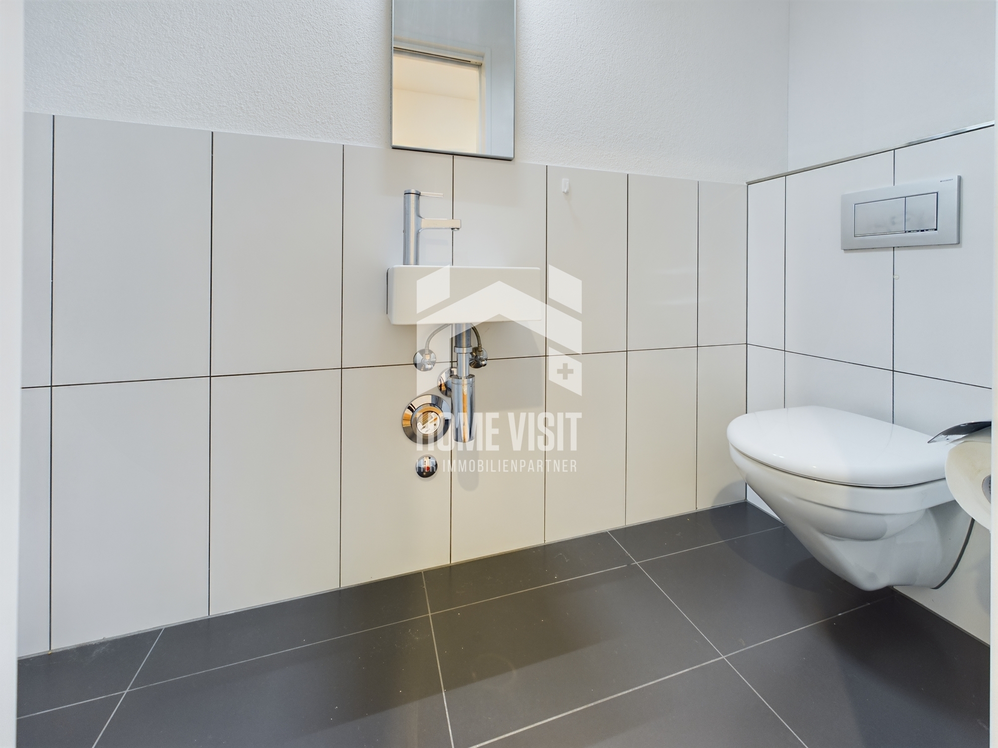 Modernes Gäste-WC mit wandhängendem WC