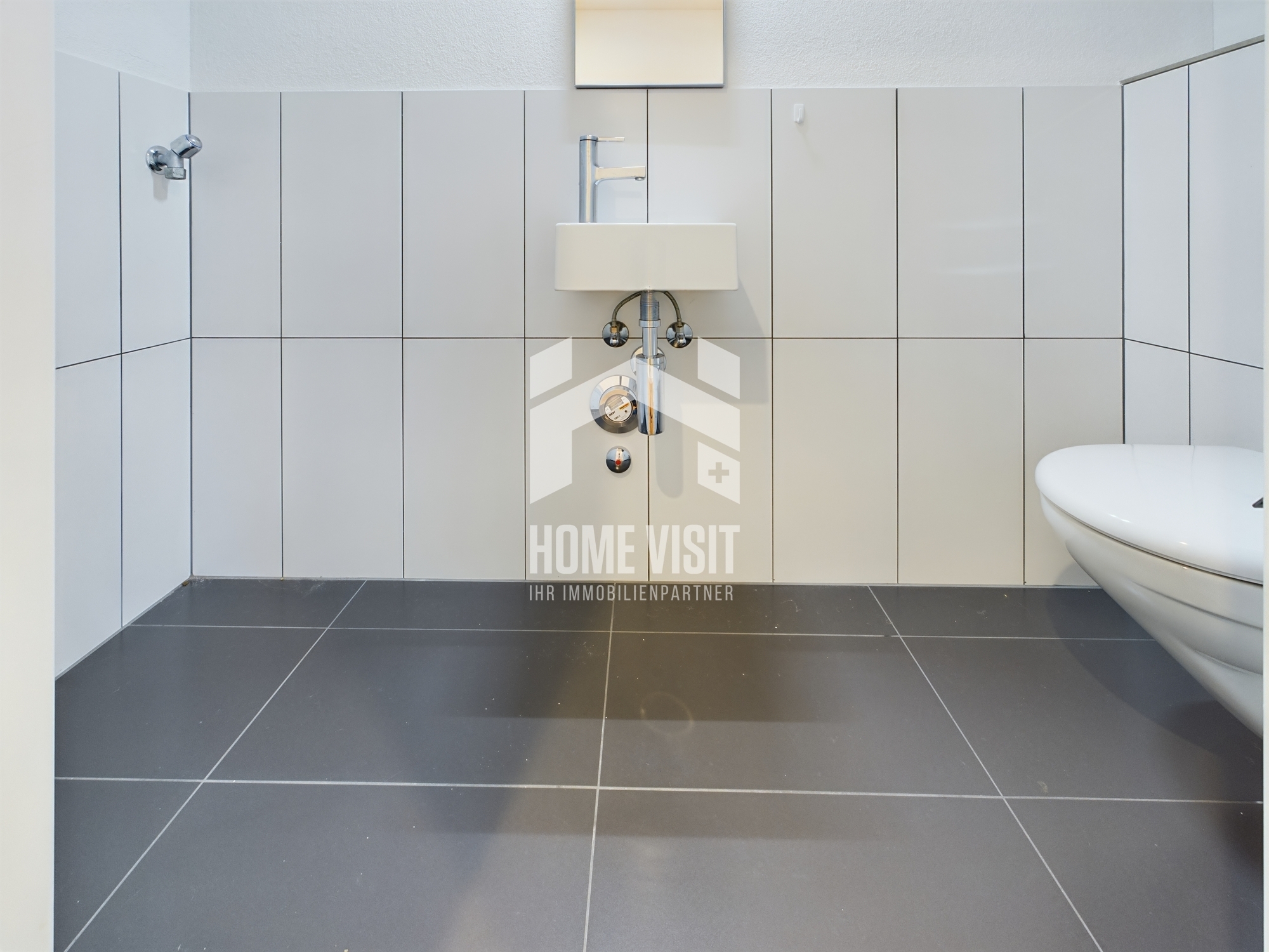 Modernes Badezimmer mit wandhängendem WC