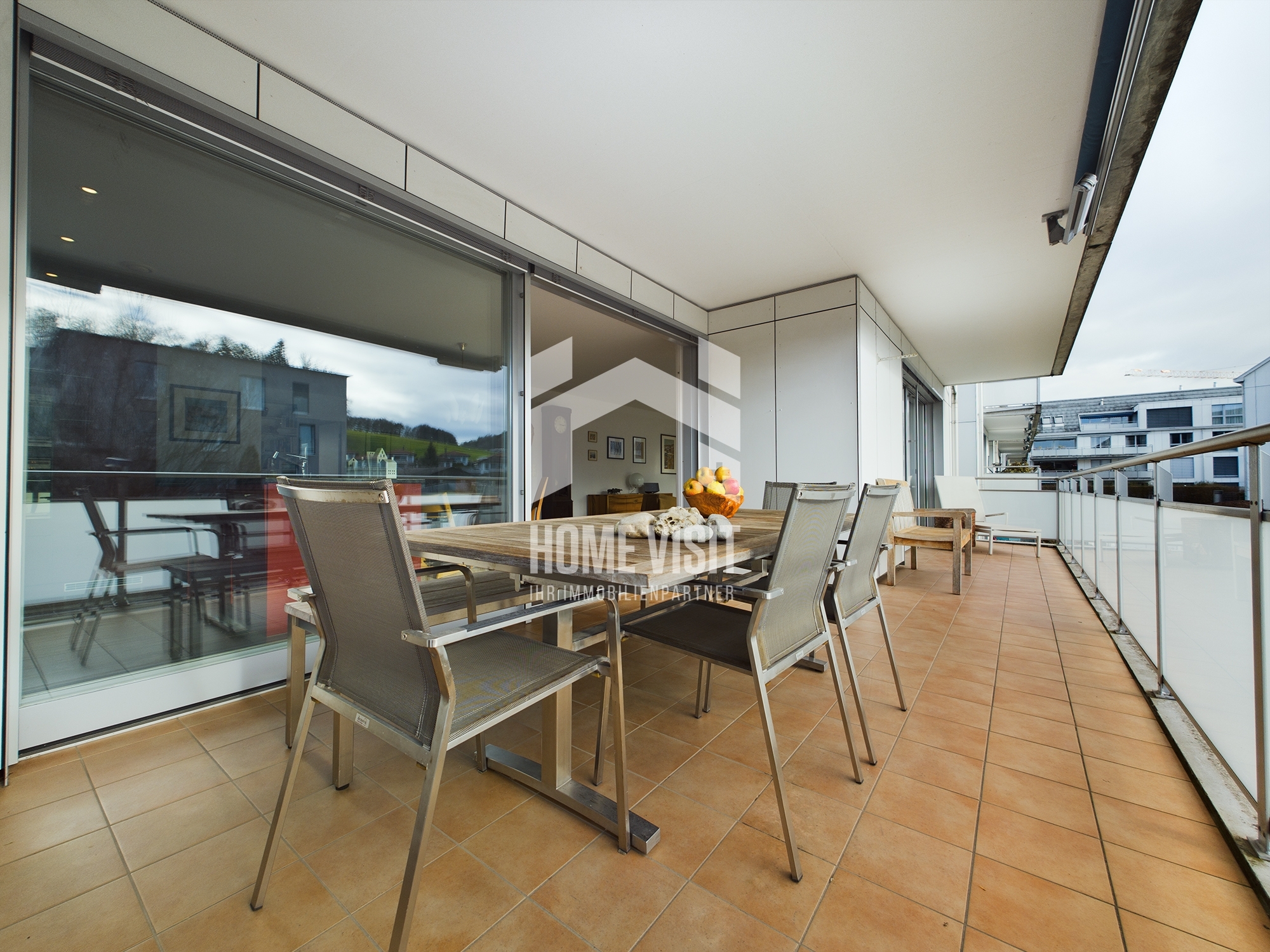Große überdachte Terrasse mit Essbereich