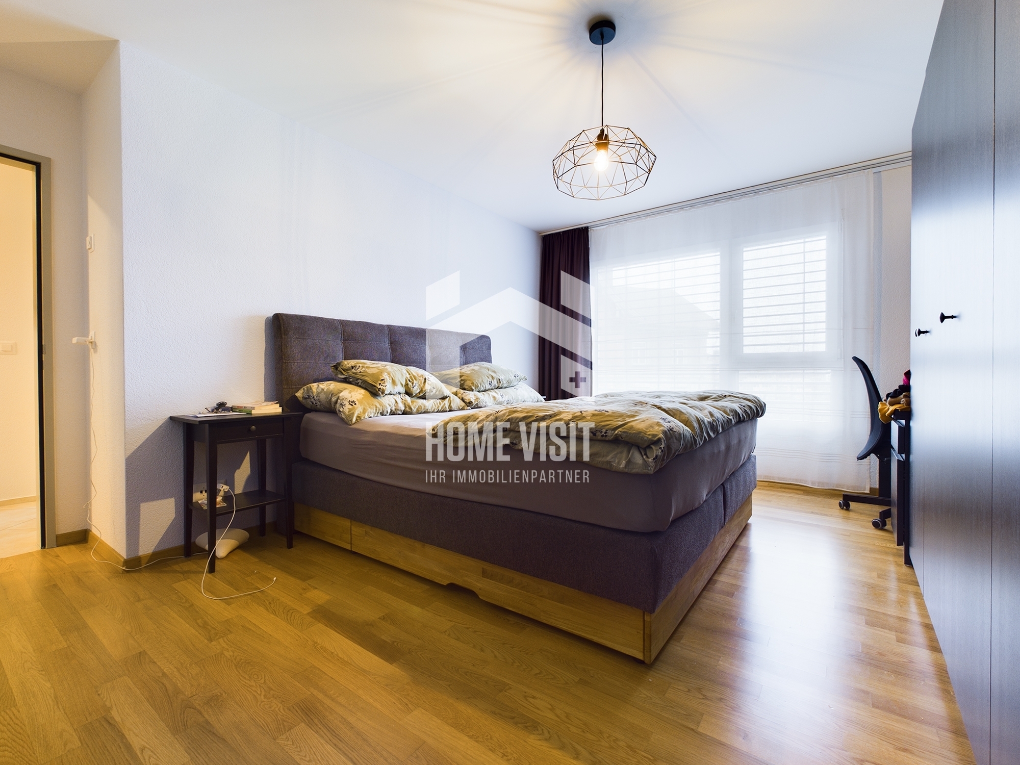 Modernes Schlafzimmer mit großem Bett und Tageslicht