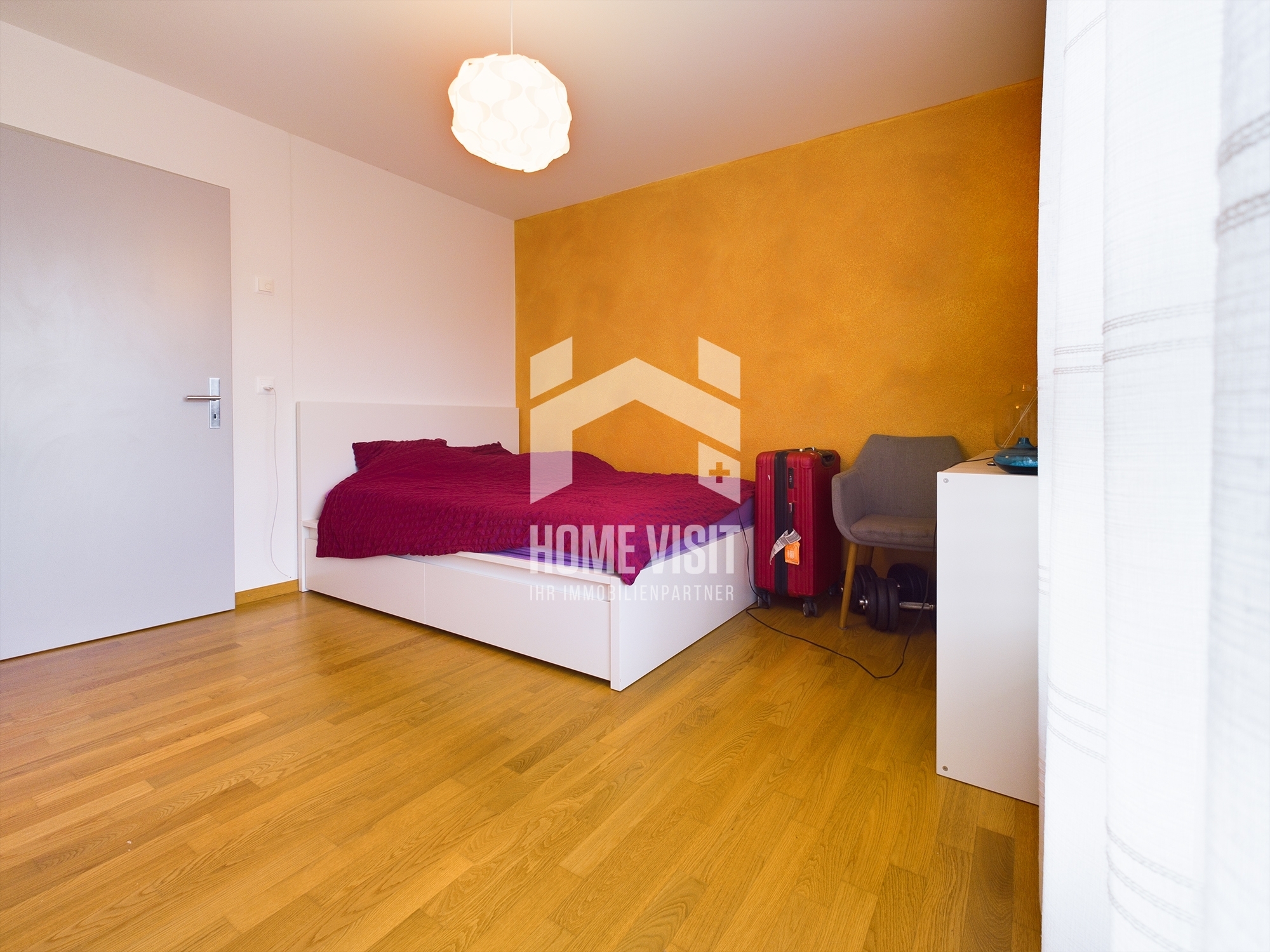 Schlafzimmer mit goldener Akzentwand