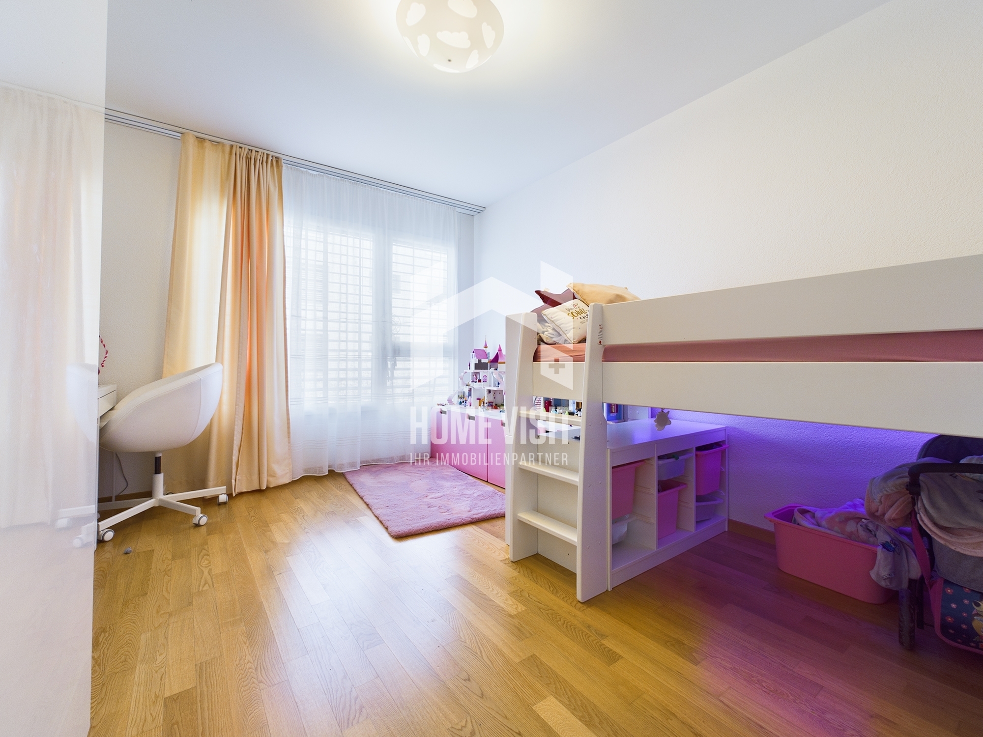 Kinderzimmer mit Hochbett und Spielbereich