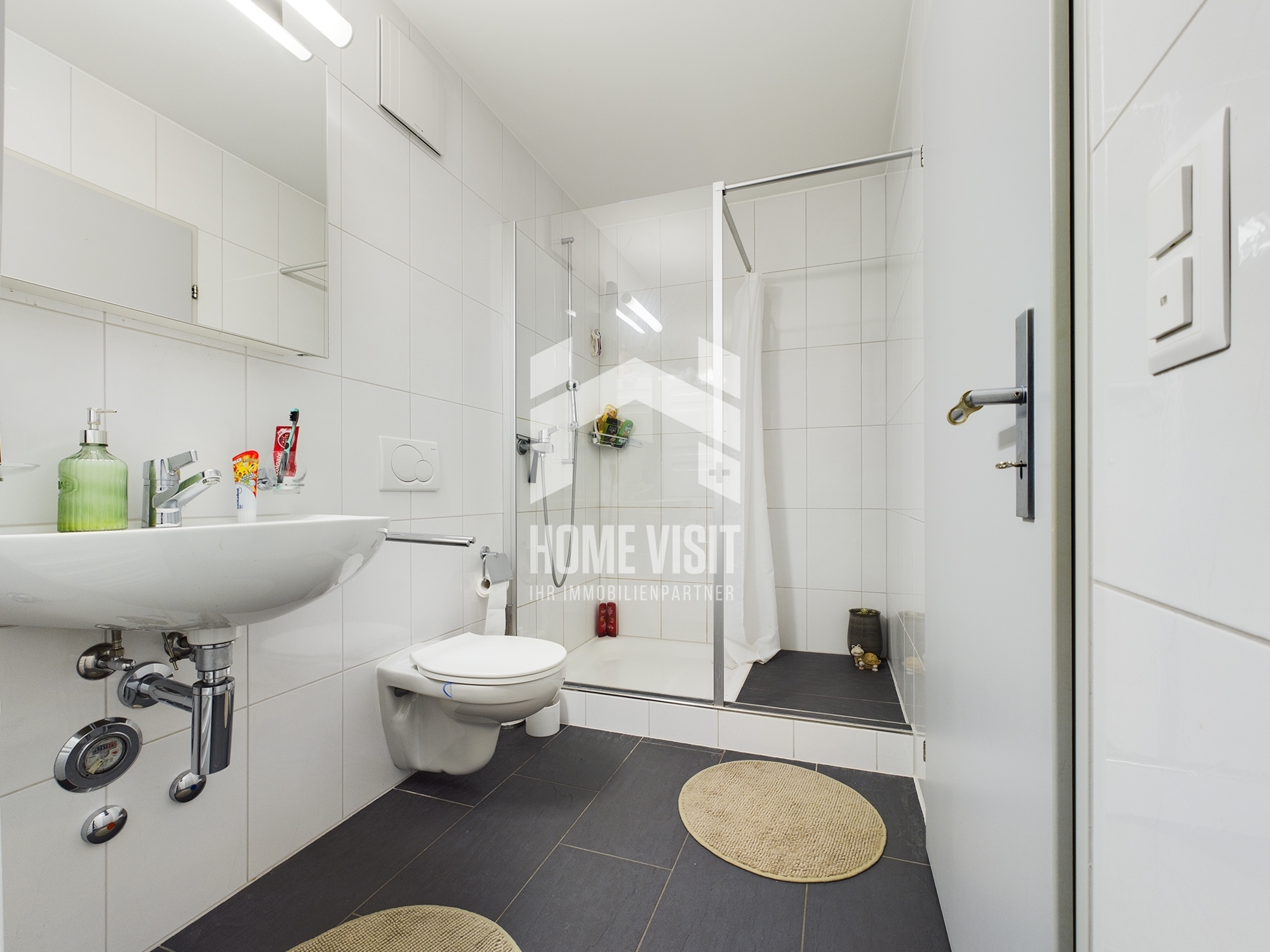 Modernes kleines Badezimmer mit Dusche und Wand-WC