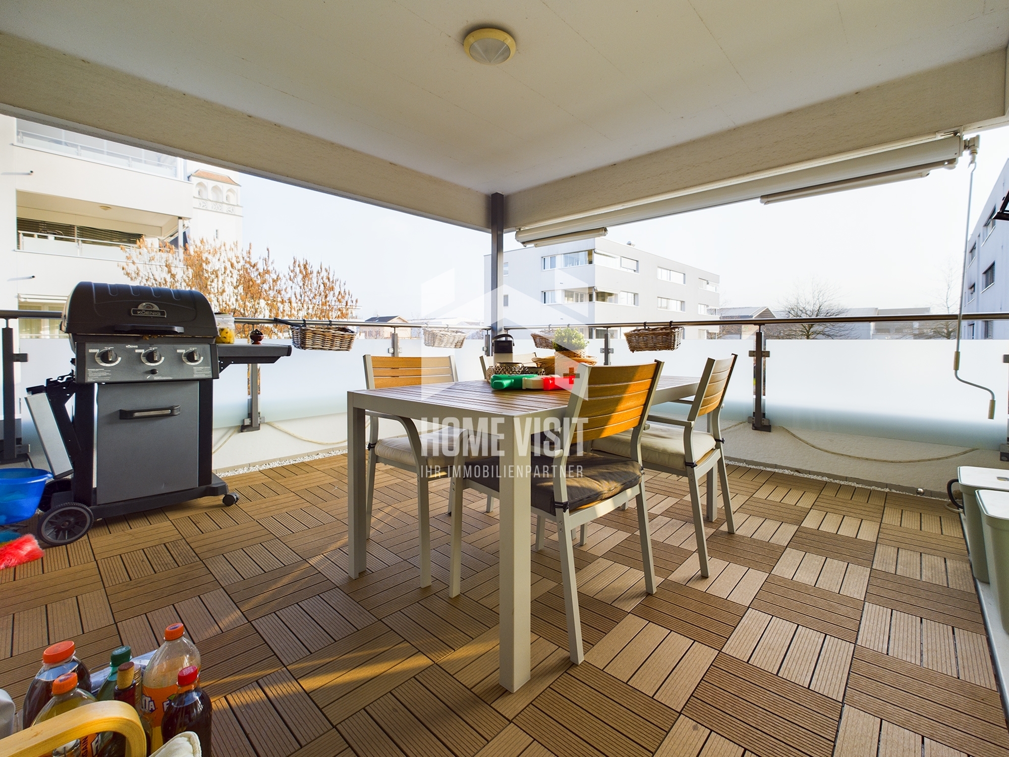 Überdachte Terrasse mit Grill und Esstisch